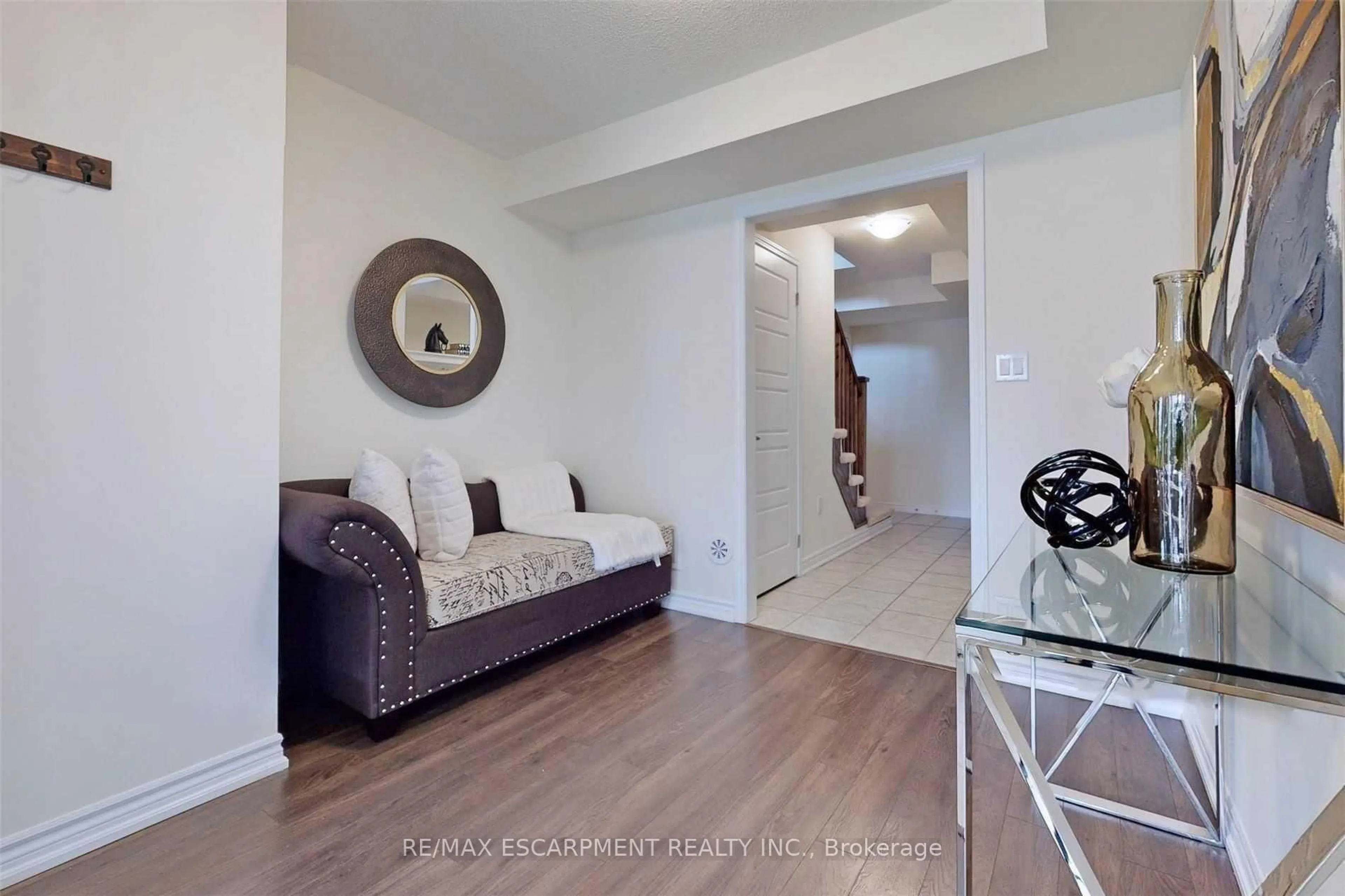 Indoor entryway for 101 Lemieux Crt, Milton Ontario L9E 1E9