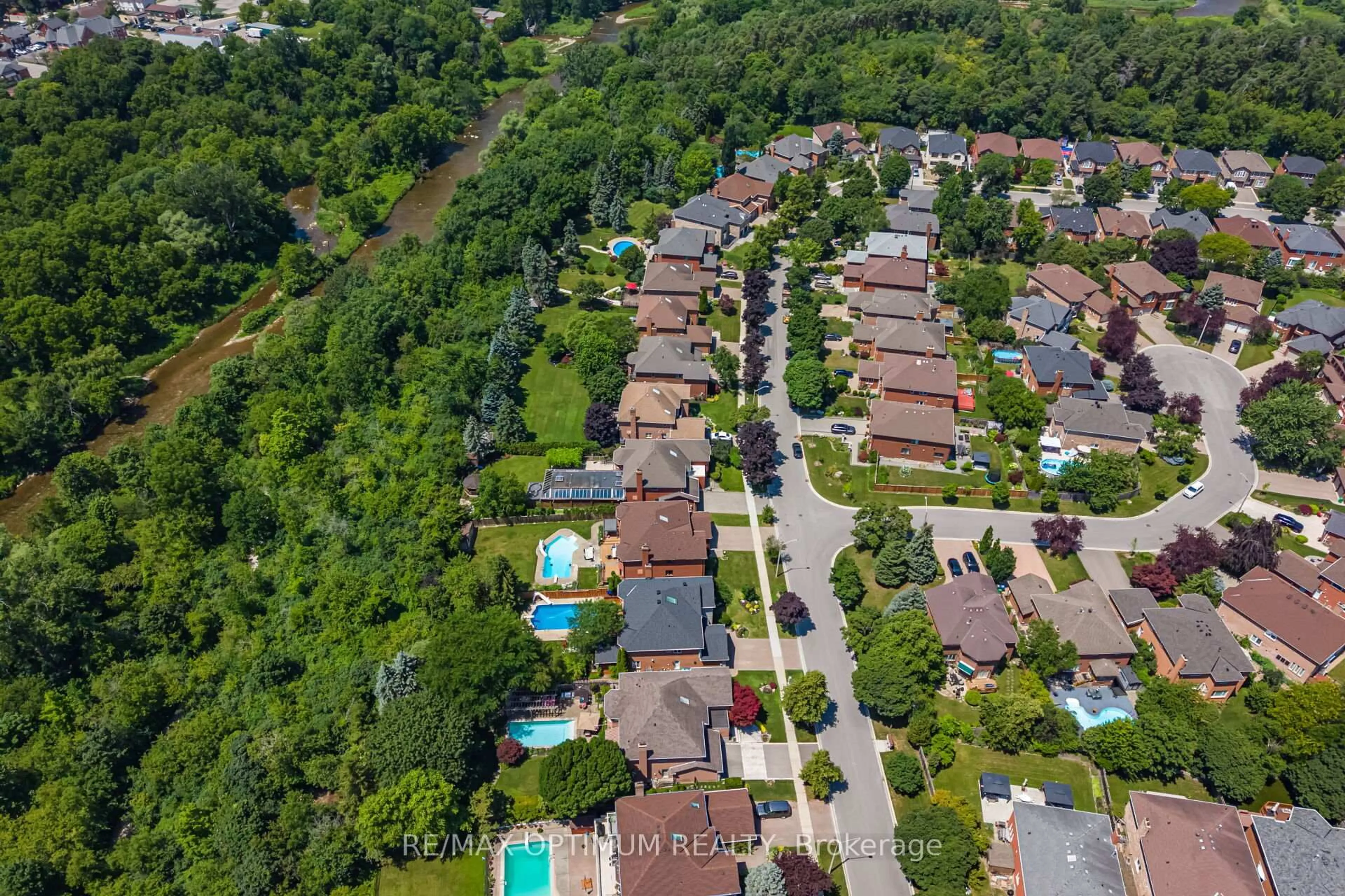 A pic from outside/outdoor area/front of a property/back of a property/a pic from drone, street for 5859 Riverside Pl, Mississauga Ontario L5M 4X1