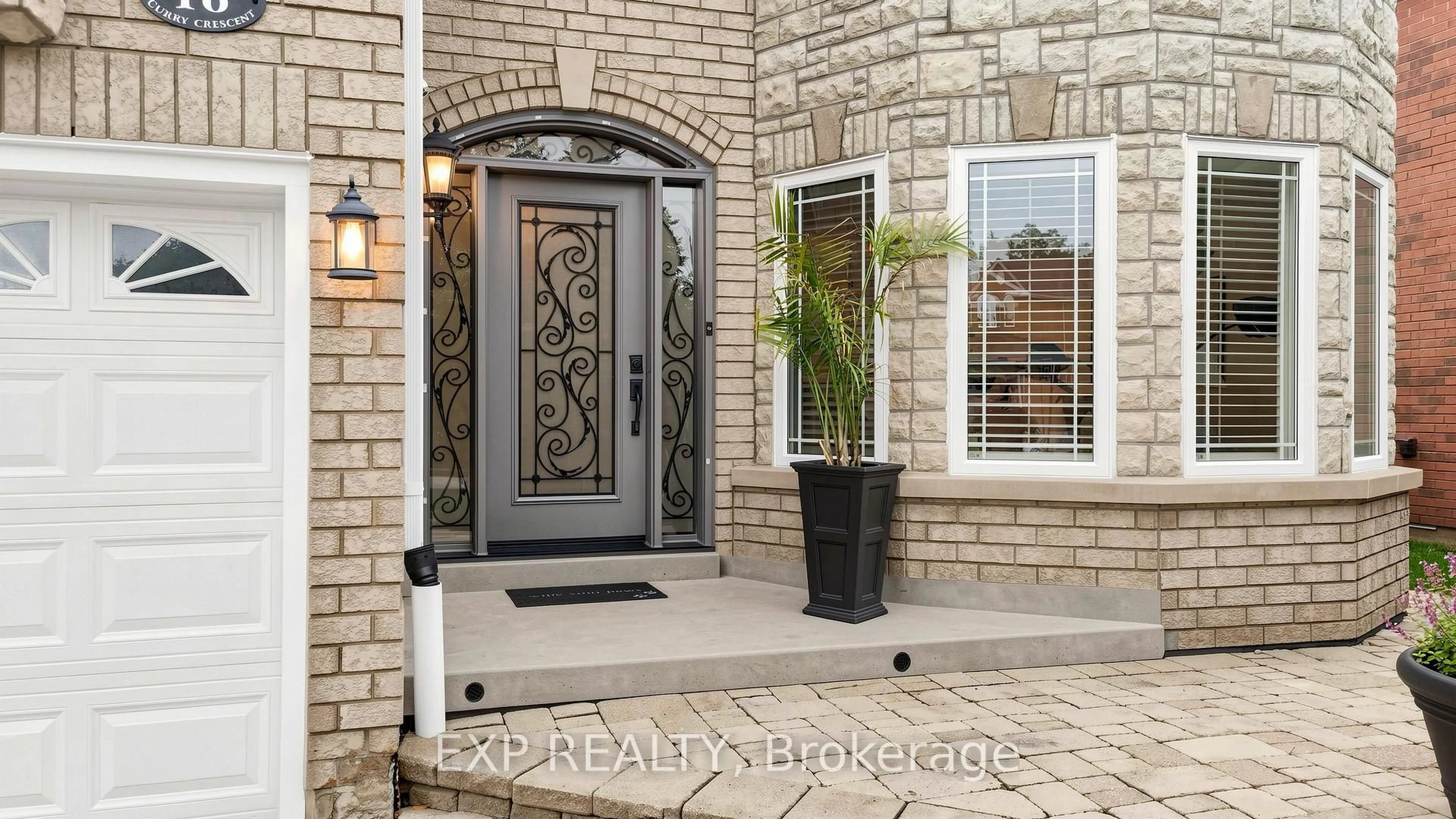 Indoor entryway for 16 Curry Cres, Halton Hills Ontario L7G 5L4