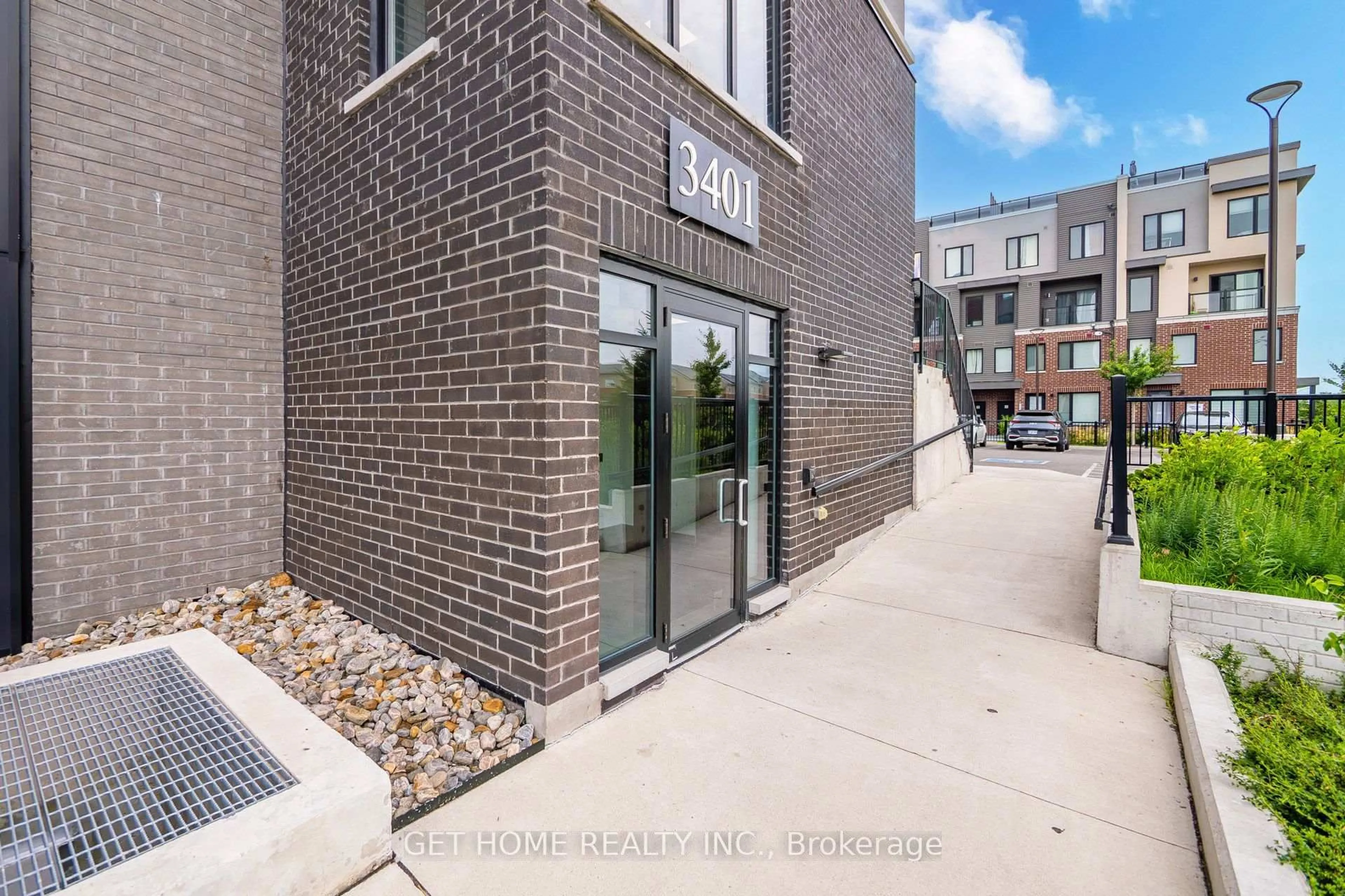 Patio, street for 3401 Ridgeway Dr #321, Mississauga Ontario L5L 0B9