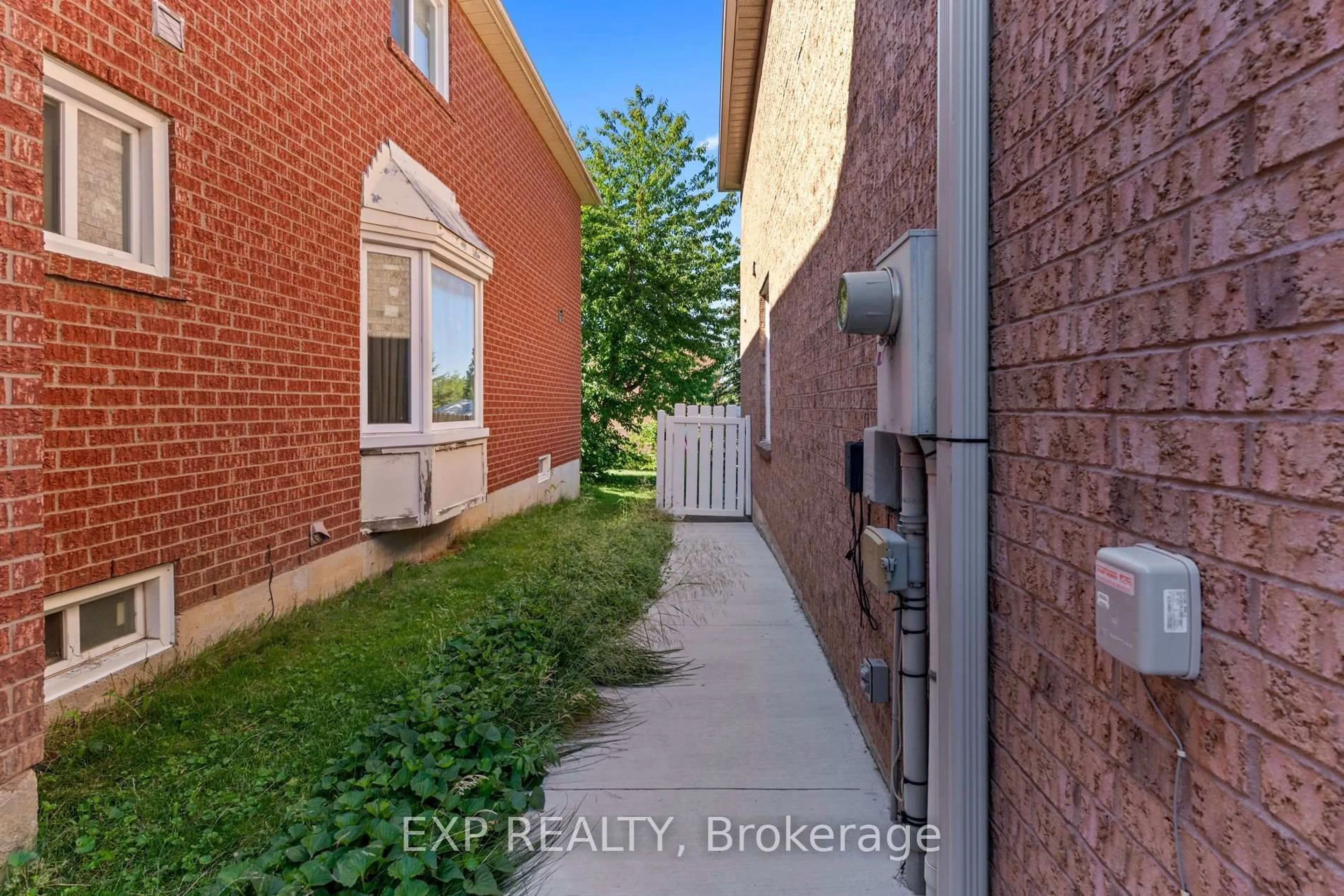 A pic from outside/outdoor area/front of a property/back of a property/a pic from drone, street for 6192 Duford Dr, Mississauga Ontario L5V 1A5