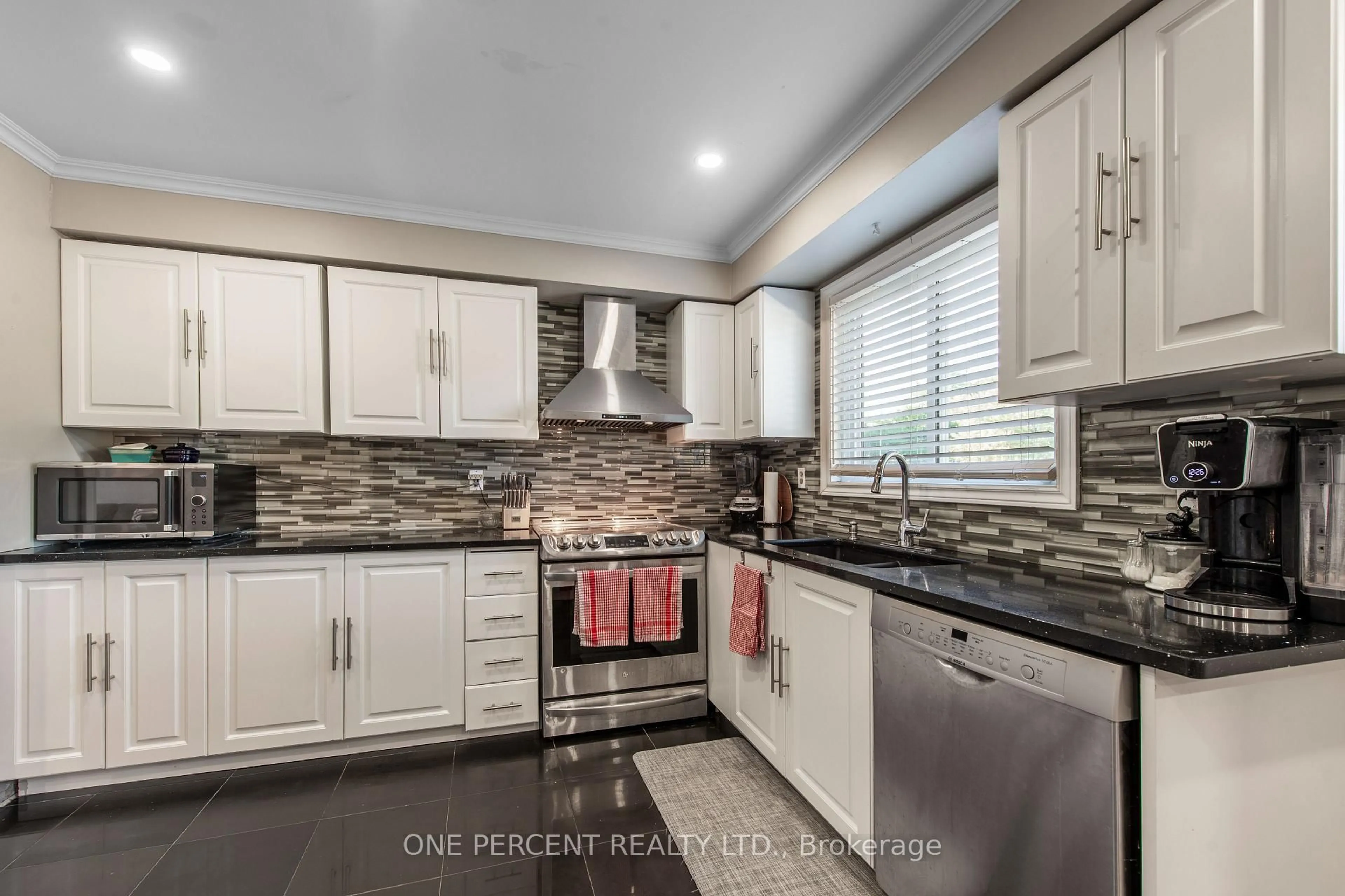 Open concept kitchen, ceramic/tile floor for 7 Morgandale Cres, Orangeville Ontario L9W 3C6
