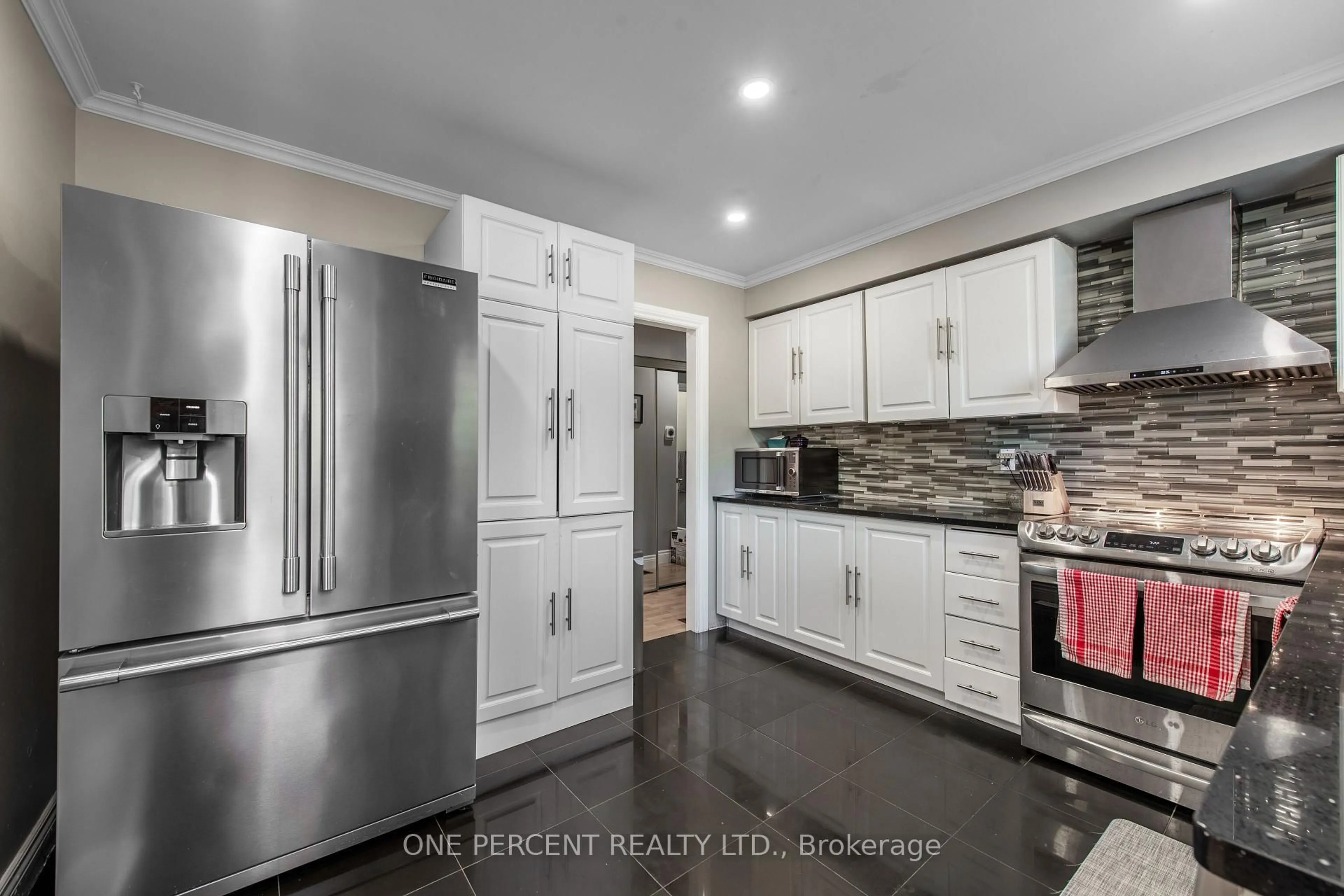 Open concept kitchen, ceramic/tile floor for 7 Morgandale Cres, Orangeville Ontario L9W 3C6