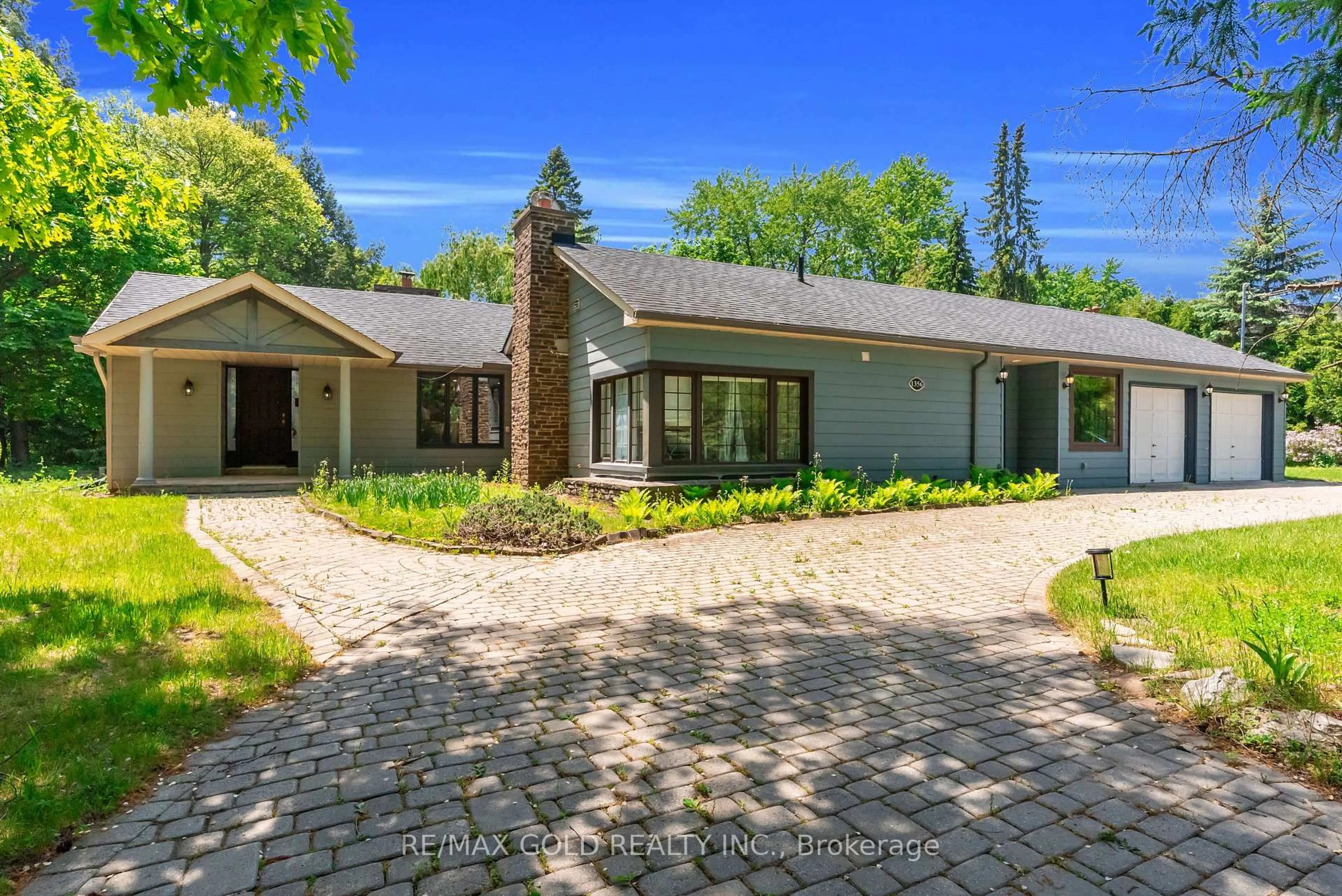 A pic from outside/outdoor area/front of a property/back of a property/a pic from drone, street for 1356 Oak Lane, Mississauga Ontario L5H 2X7