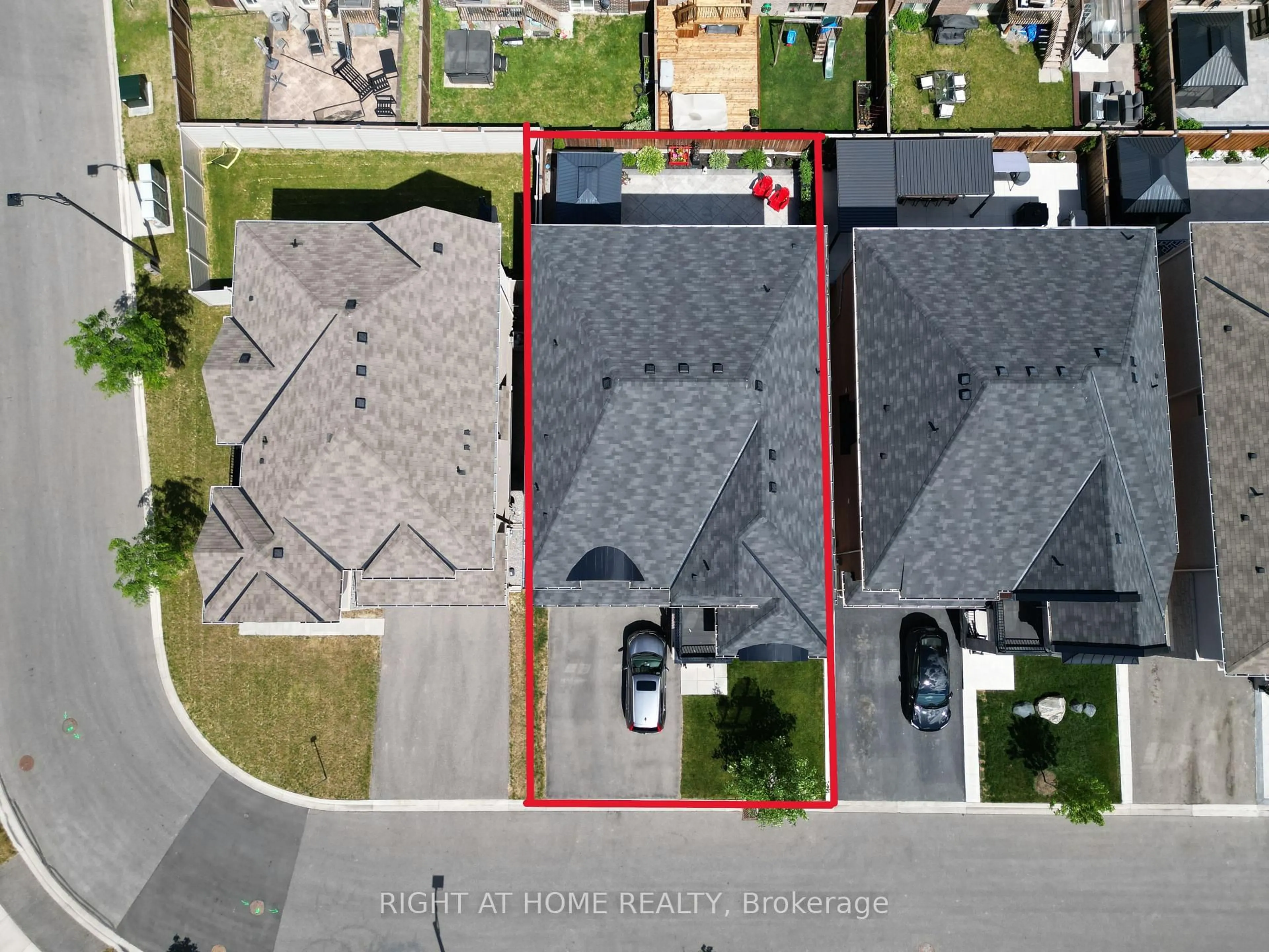 A pic from outside/outdoor area/front of a property/back of a property/a pic from drone, street for 866 Magnolia Terr, Milton Ontario L9E 1R2