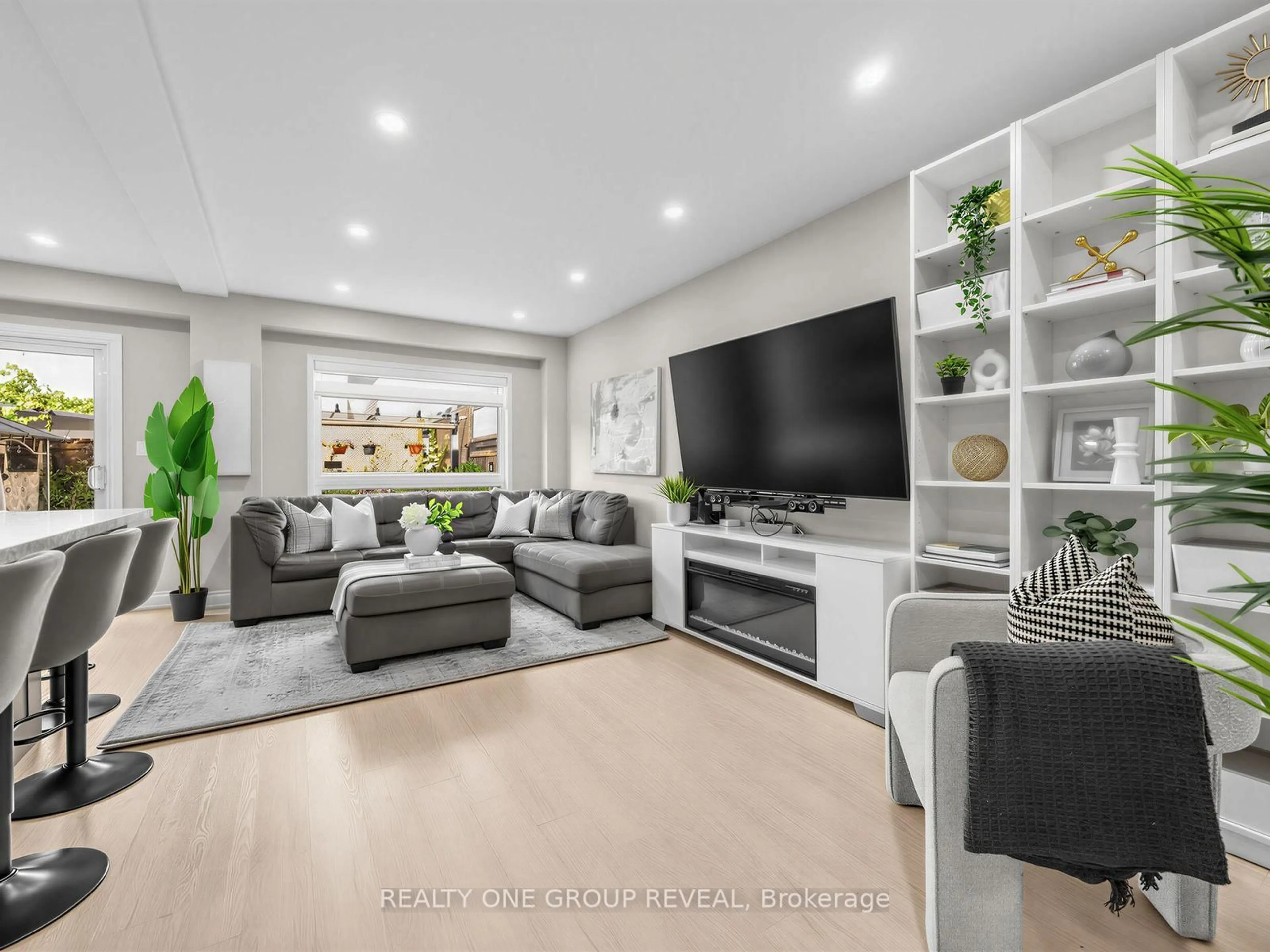 Living room with furniture, unknown for 6122 Coxswain Cres, Mississauga Ontario L5V 2Z8