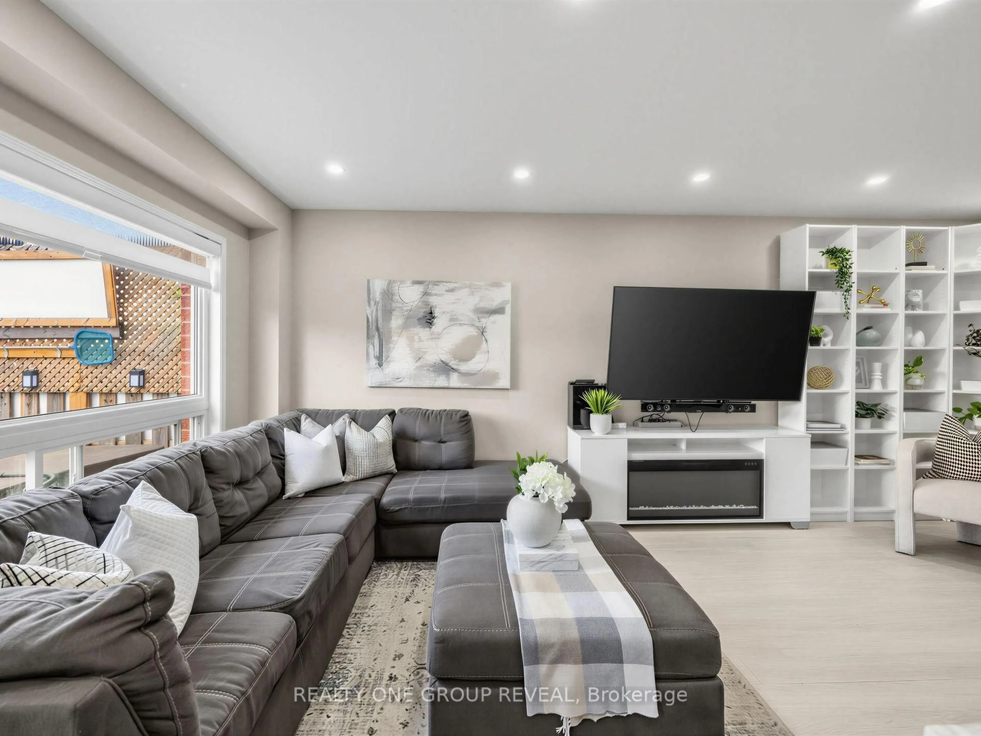 Living room with furniture, unknown for 6122 Coxswain Cres, Mississauga Ontario L5V 2Z8