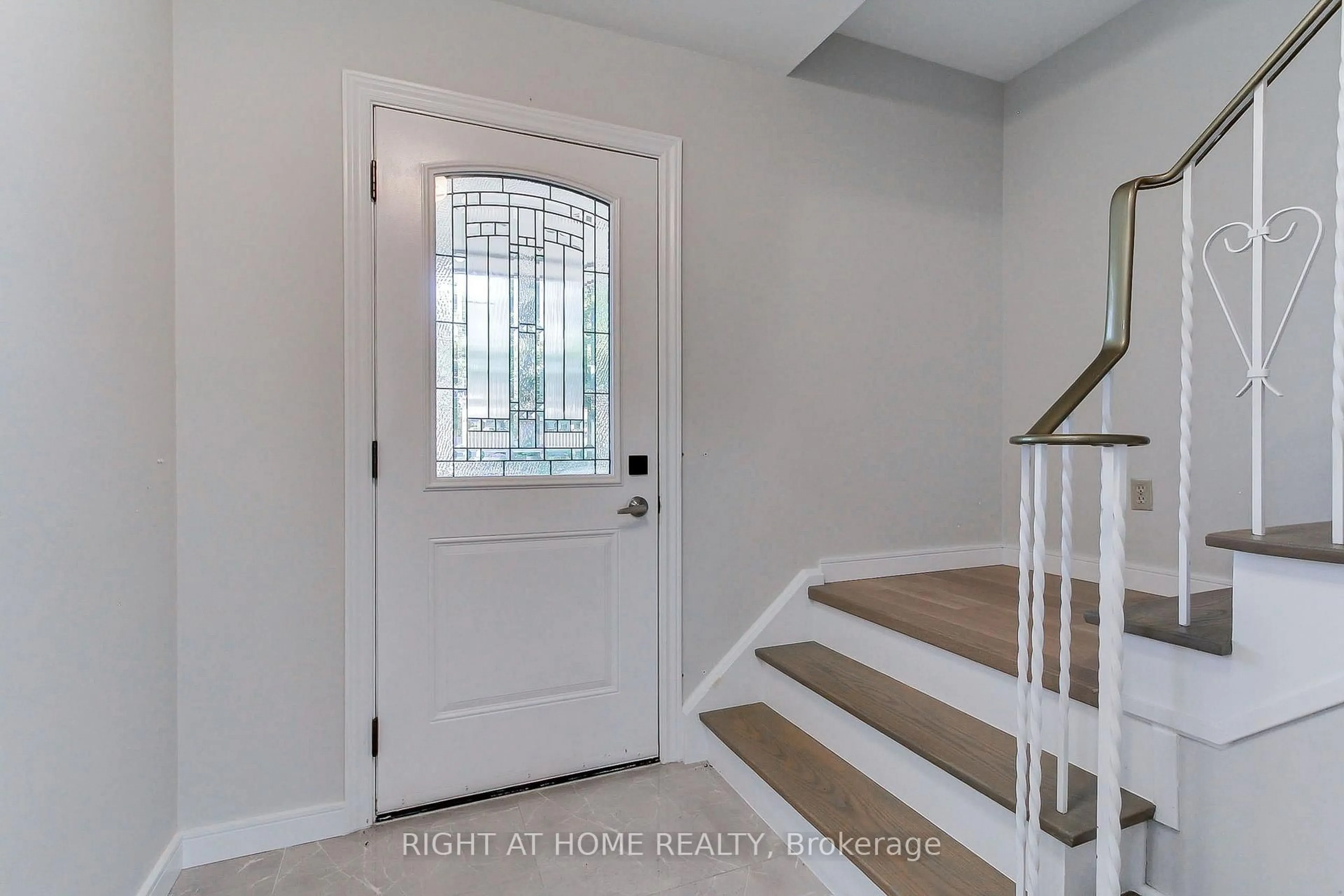 Indoor entryway for 1715 Oberon Cres, Mississauga Ontario L4X 2K7
