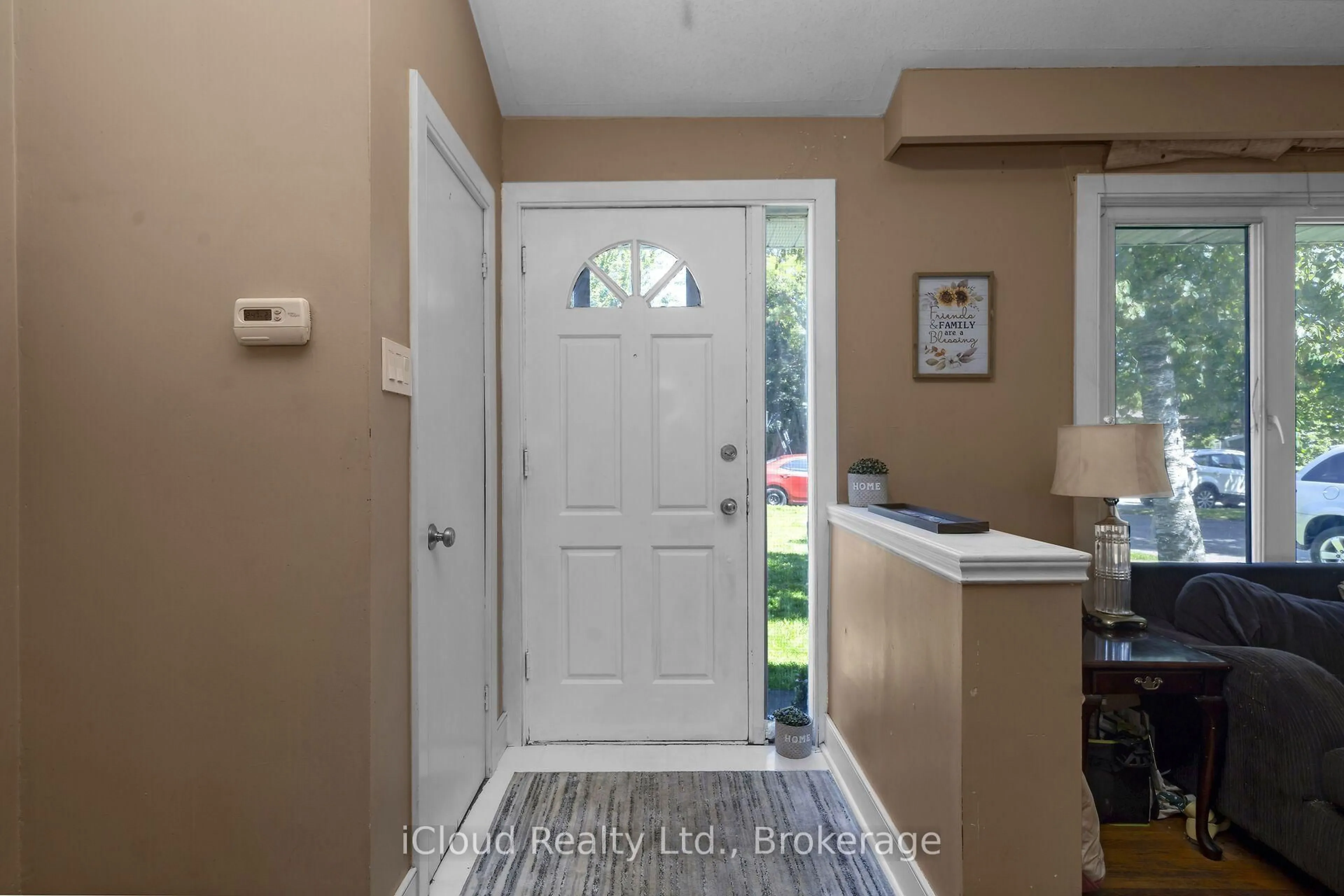 Indoor entryway for 32 Mowbray Pl, Halton Hills Ontario L7J 2J8