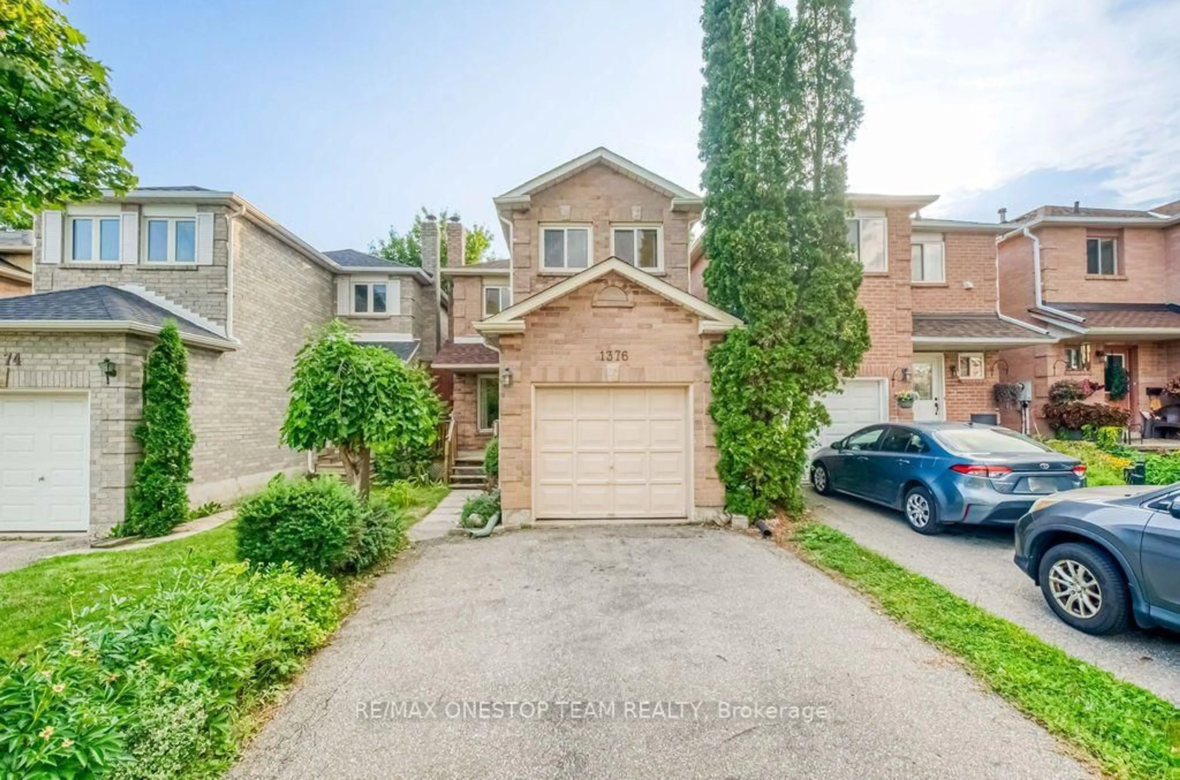 A pic from outside/outdoor area/front of a property/back of a property/a pic from drone, street for 1376 Hazel Mccleary Dr, Oakville Ontario L6J 7B1