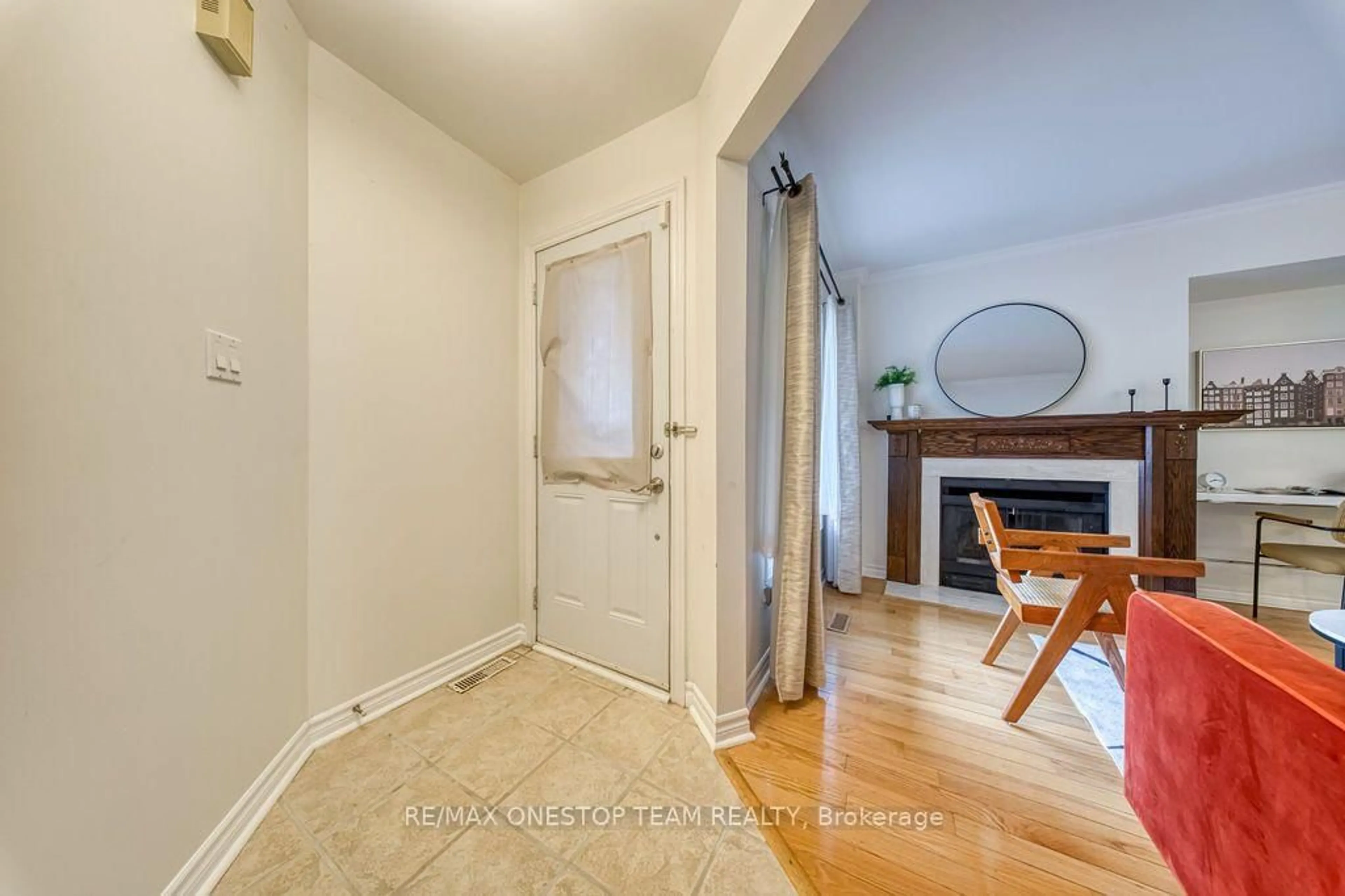Indoor entryway for 1376 Hazel Mccleary Dr, Oakville Ontario L6J 7B1