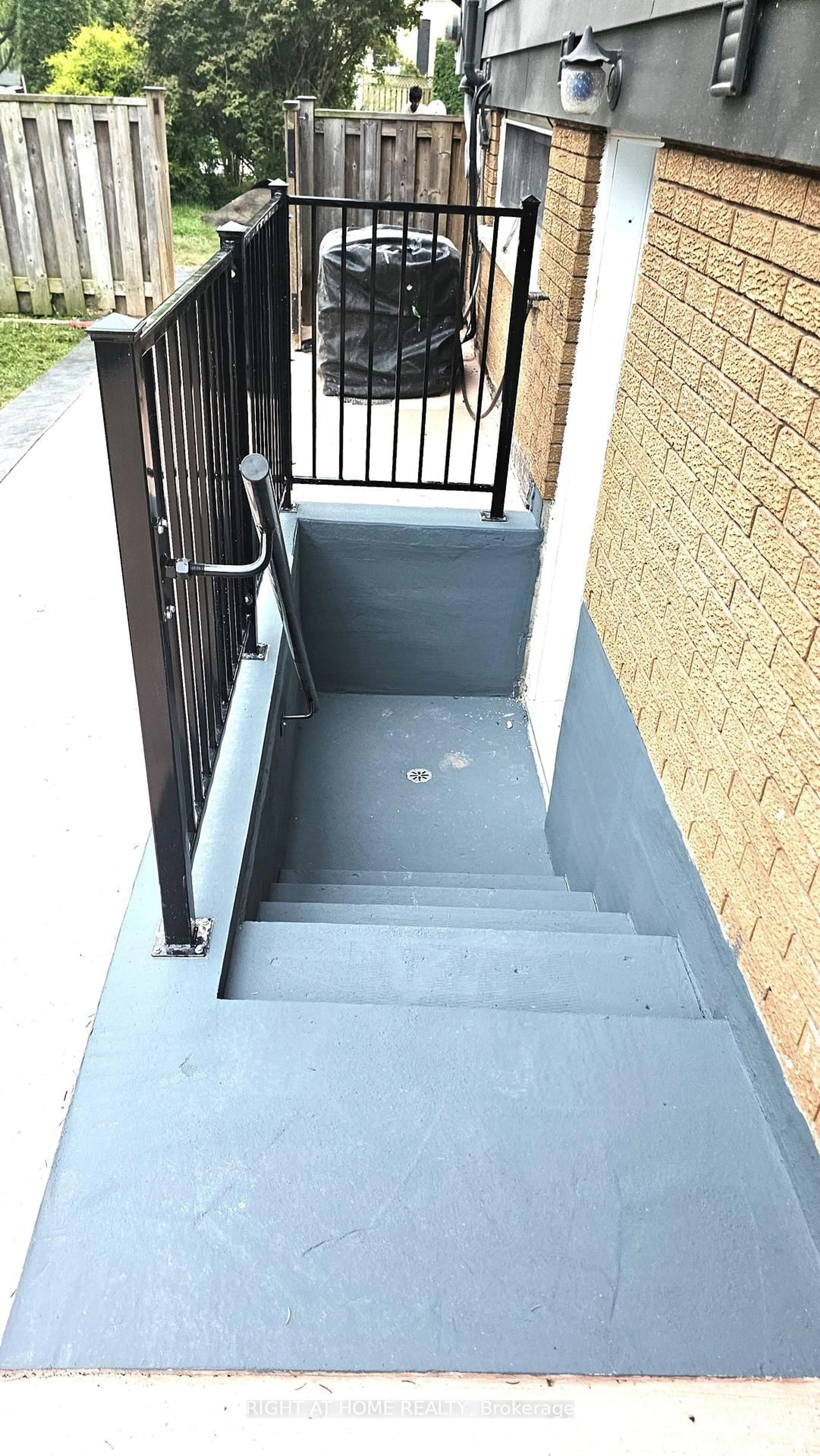 Stairs for 5154 New St, Burlington Ontario L7L 1V4