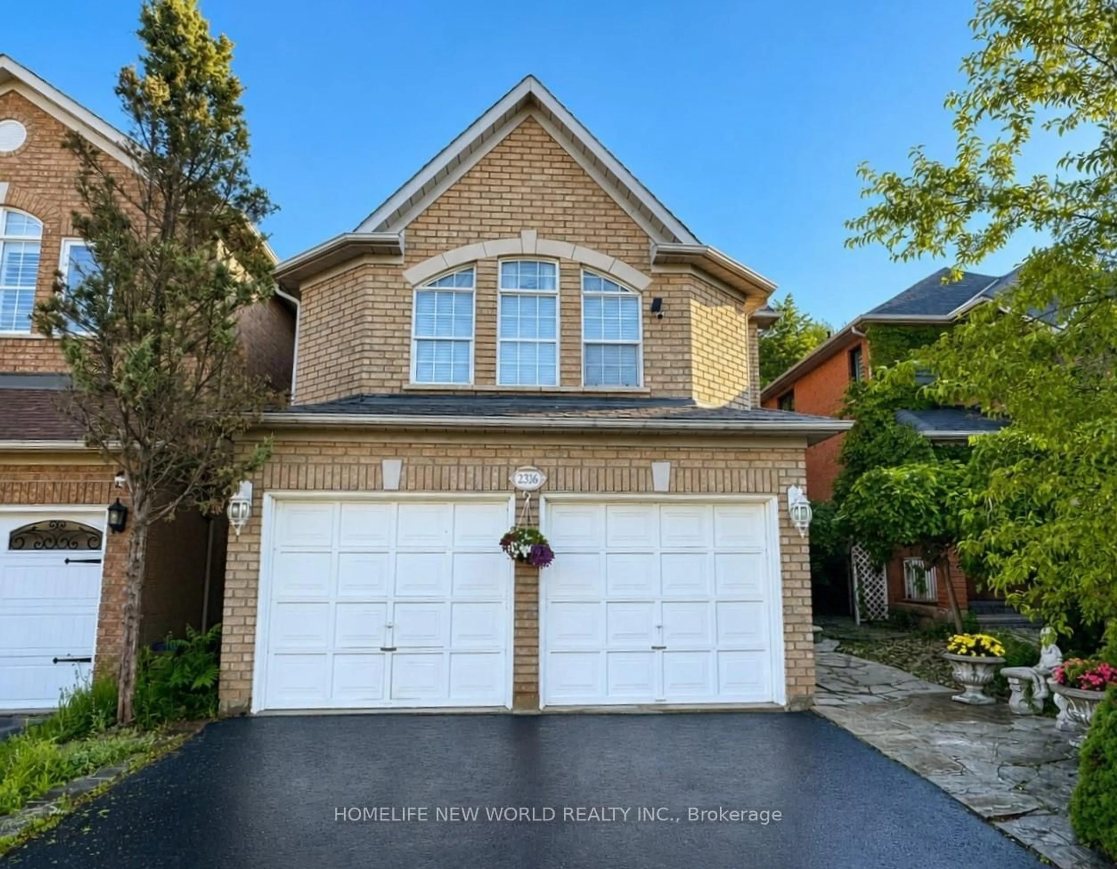 Home with brick exterior material, street for 2326 Yorktown Circ, Mississauga Ontario L5M 5Y2