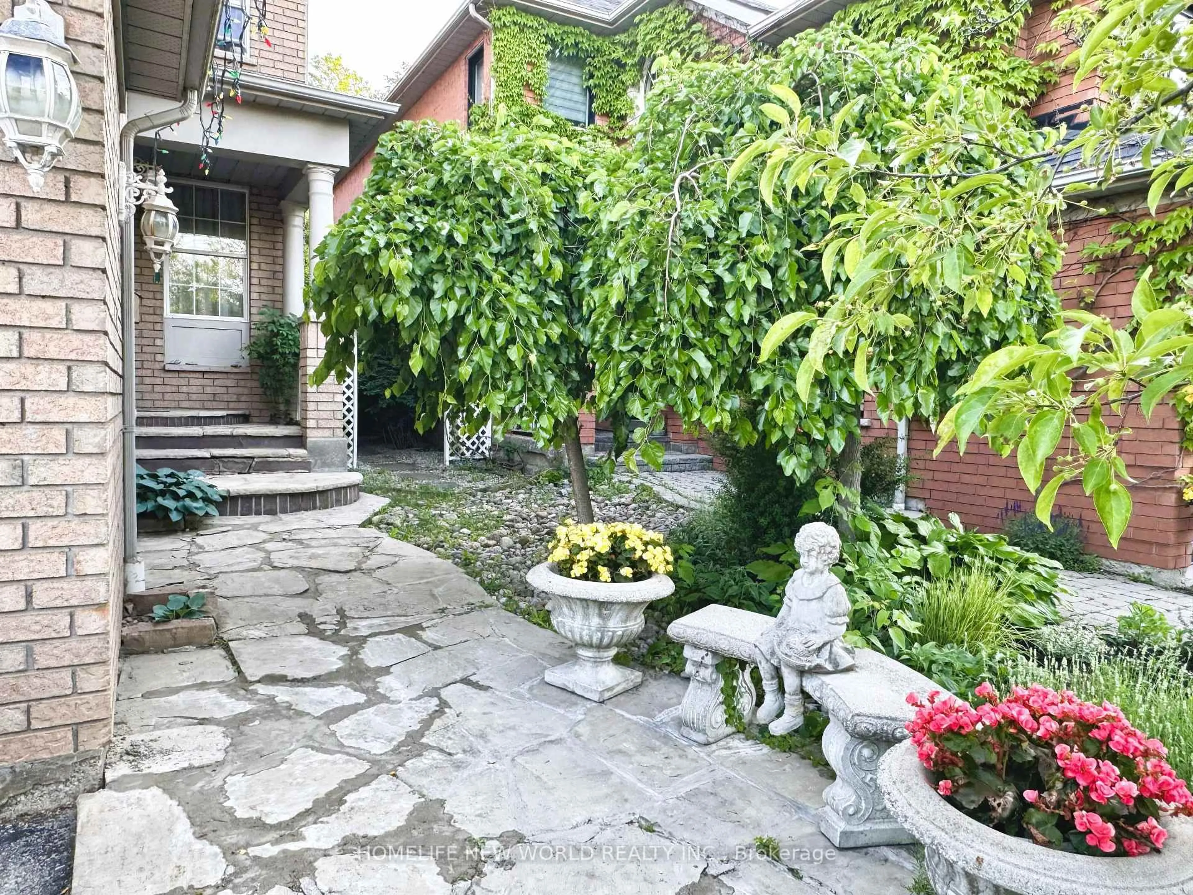 Patio, street for 2326 Yorktown Circ, Mississauga Ontario L5M 5Y2