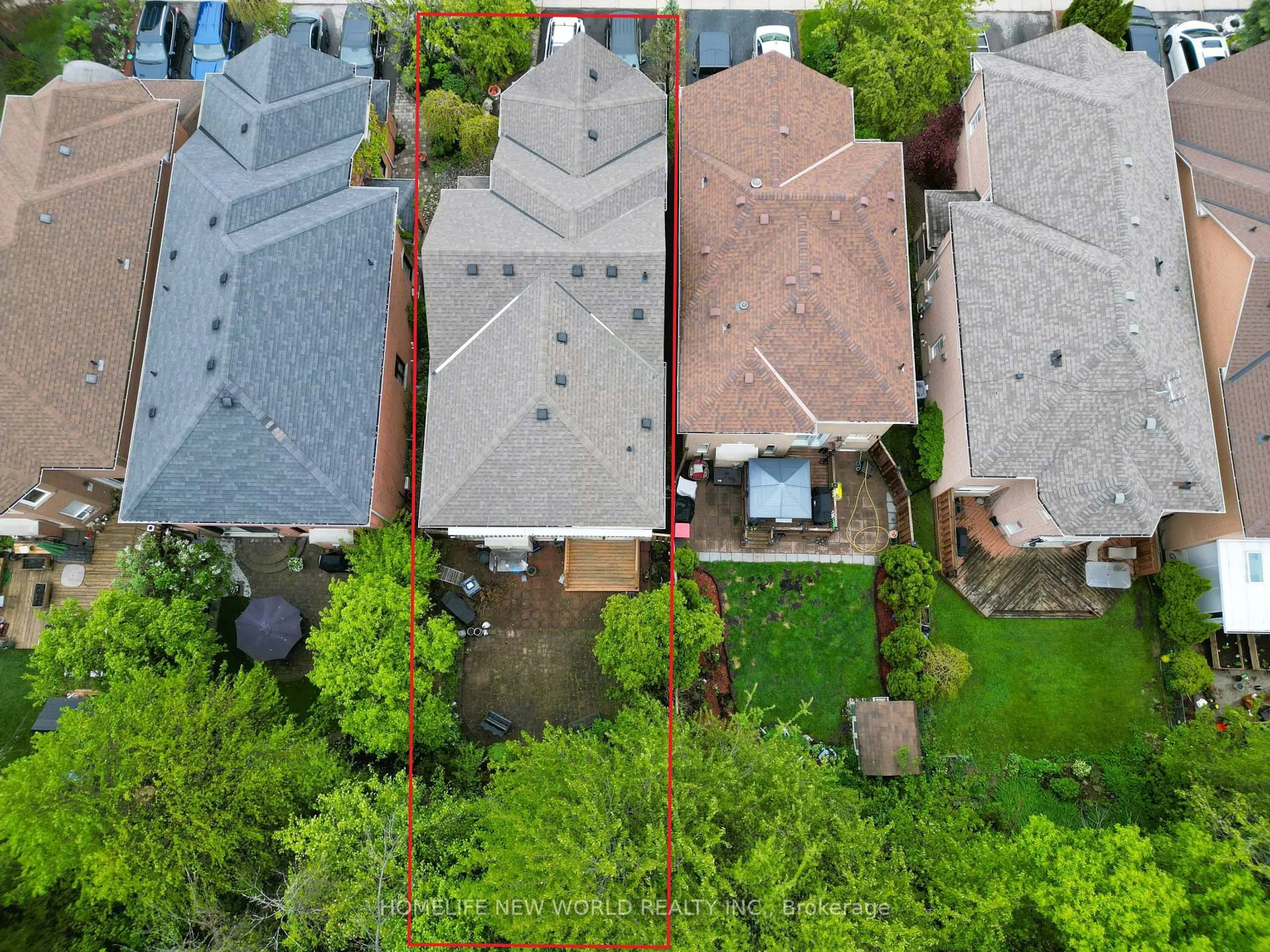 A pic from outside/outdoor area/front of a property/back of a property/a pic from drone, street for 2326 Yorktown Circ, Mississauga Ontario L5M 5Y2
