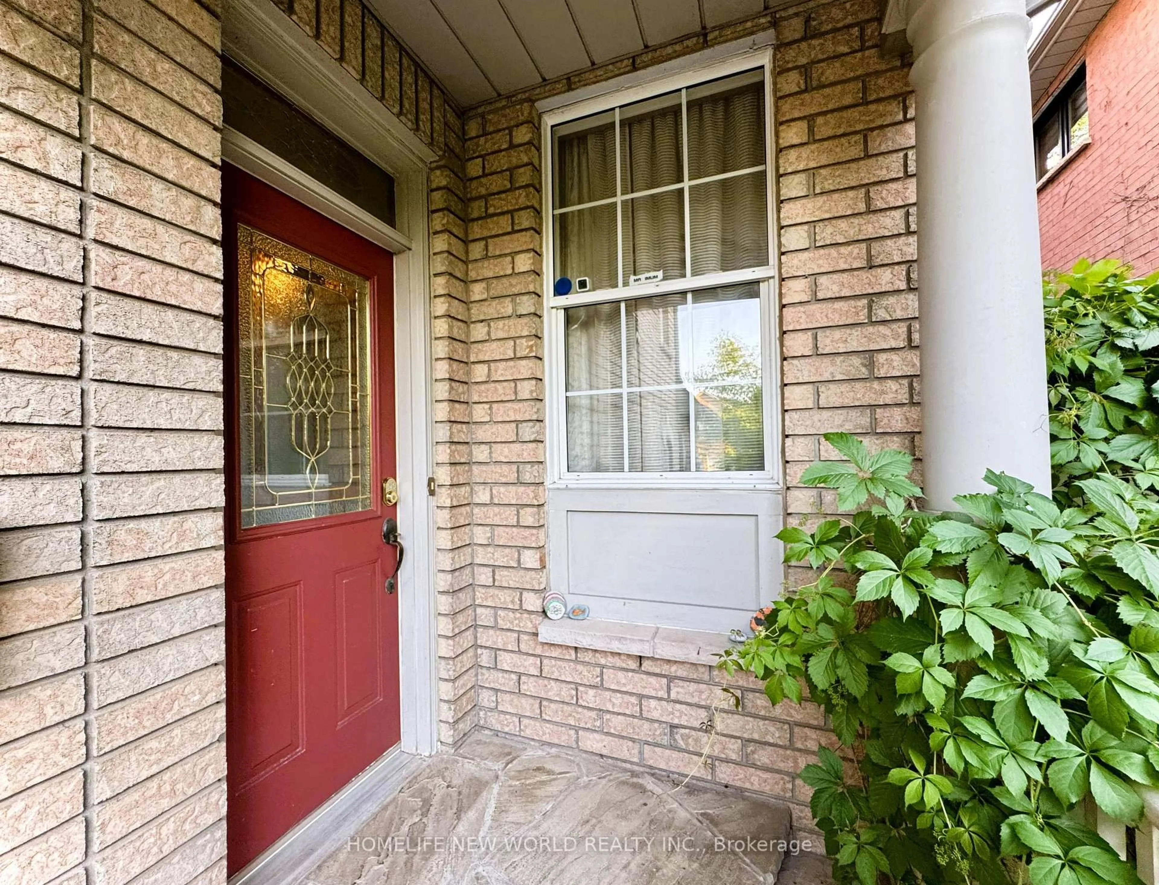 Home with brick exterior material, street for 2326 Yorktown Circ, Mississauga Ontario L5M 5Y2