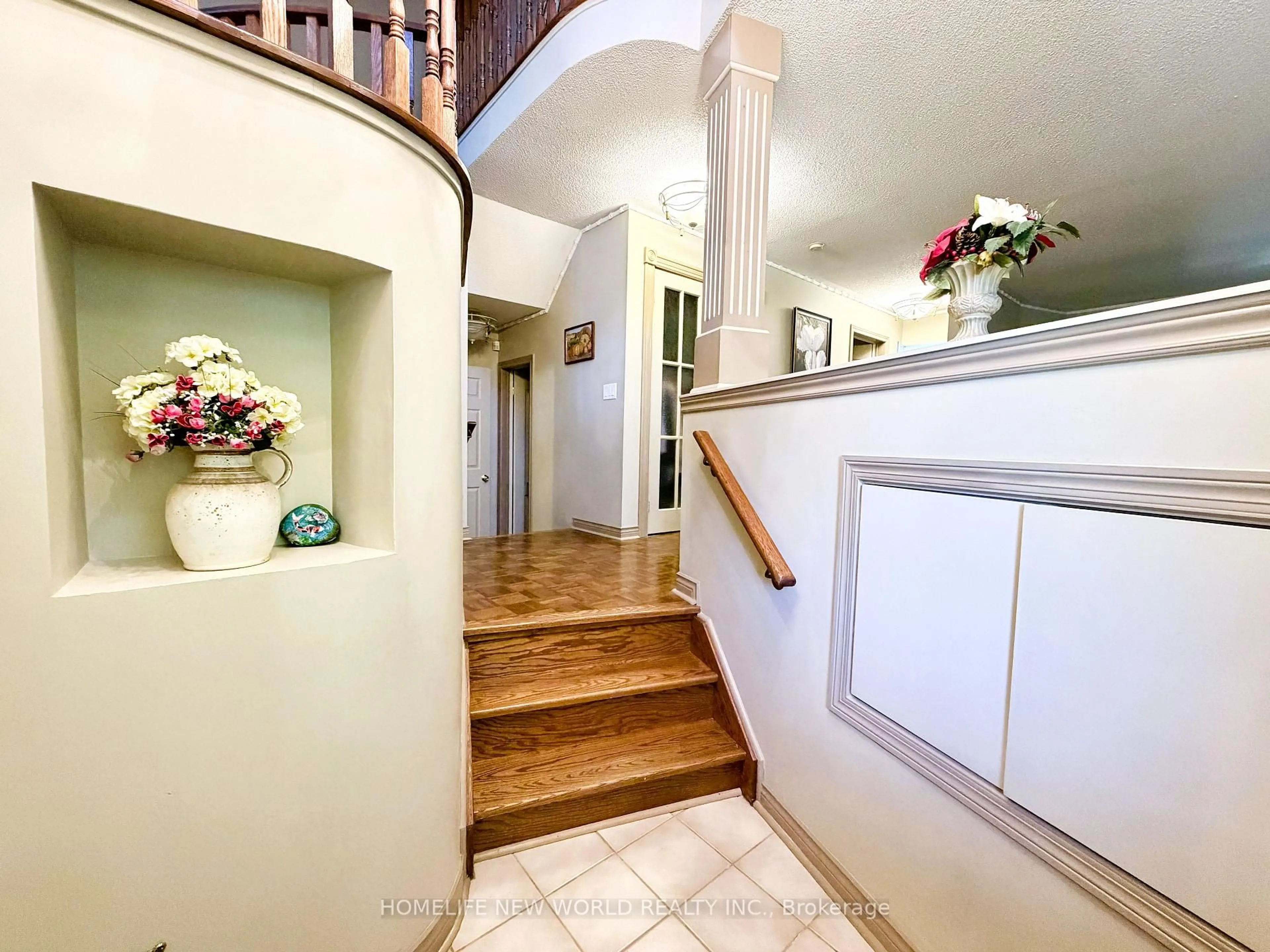 Indoor entryway for 2326 Yorktown Circ, Mississauga Ontario L5M 5Y2