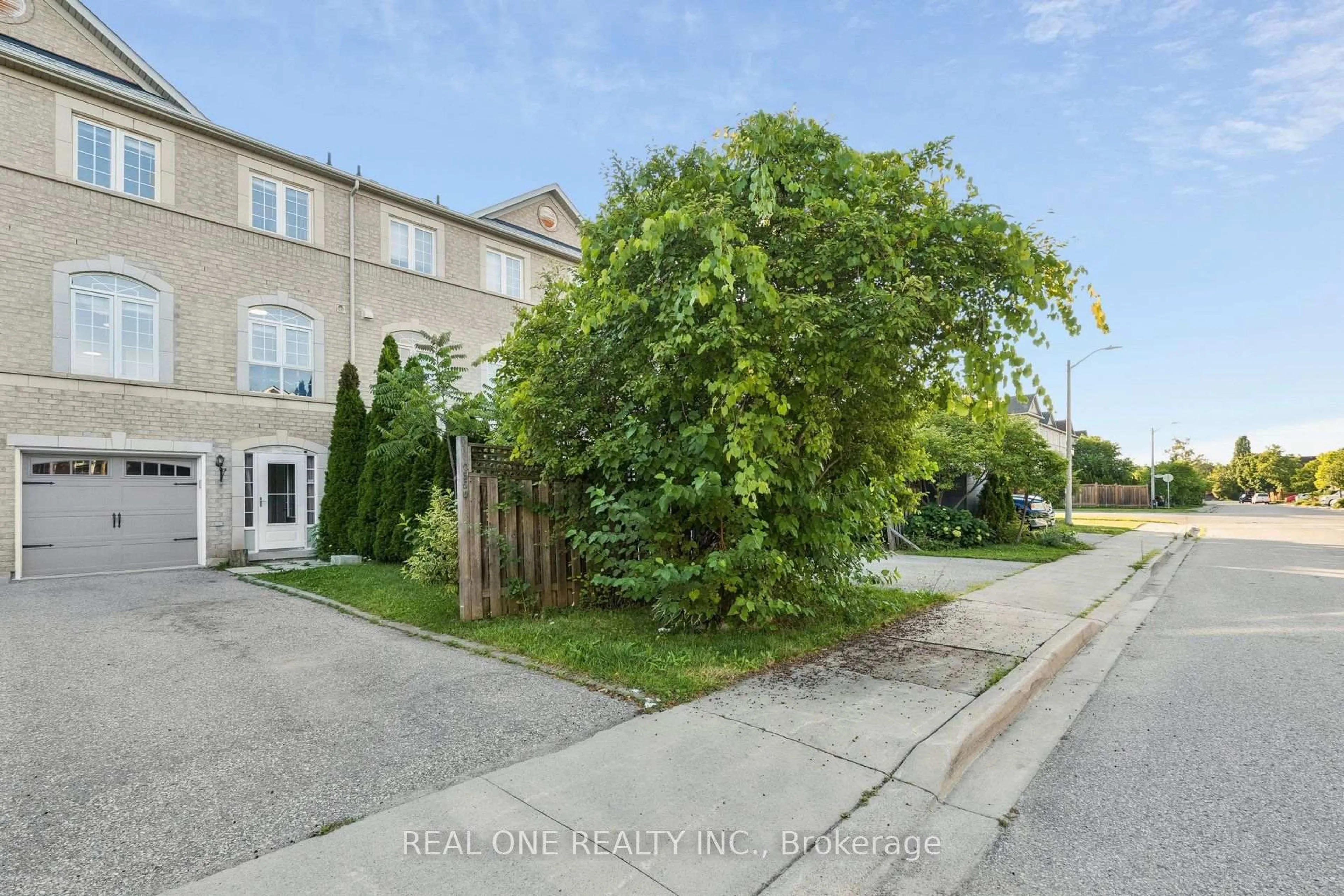 A pic from outside/outdoor area/front of a property/back of a property/a pic from drone, street for 2350 Sutton Dr, Burlington Ontario L7L 6Y8