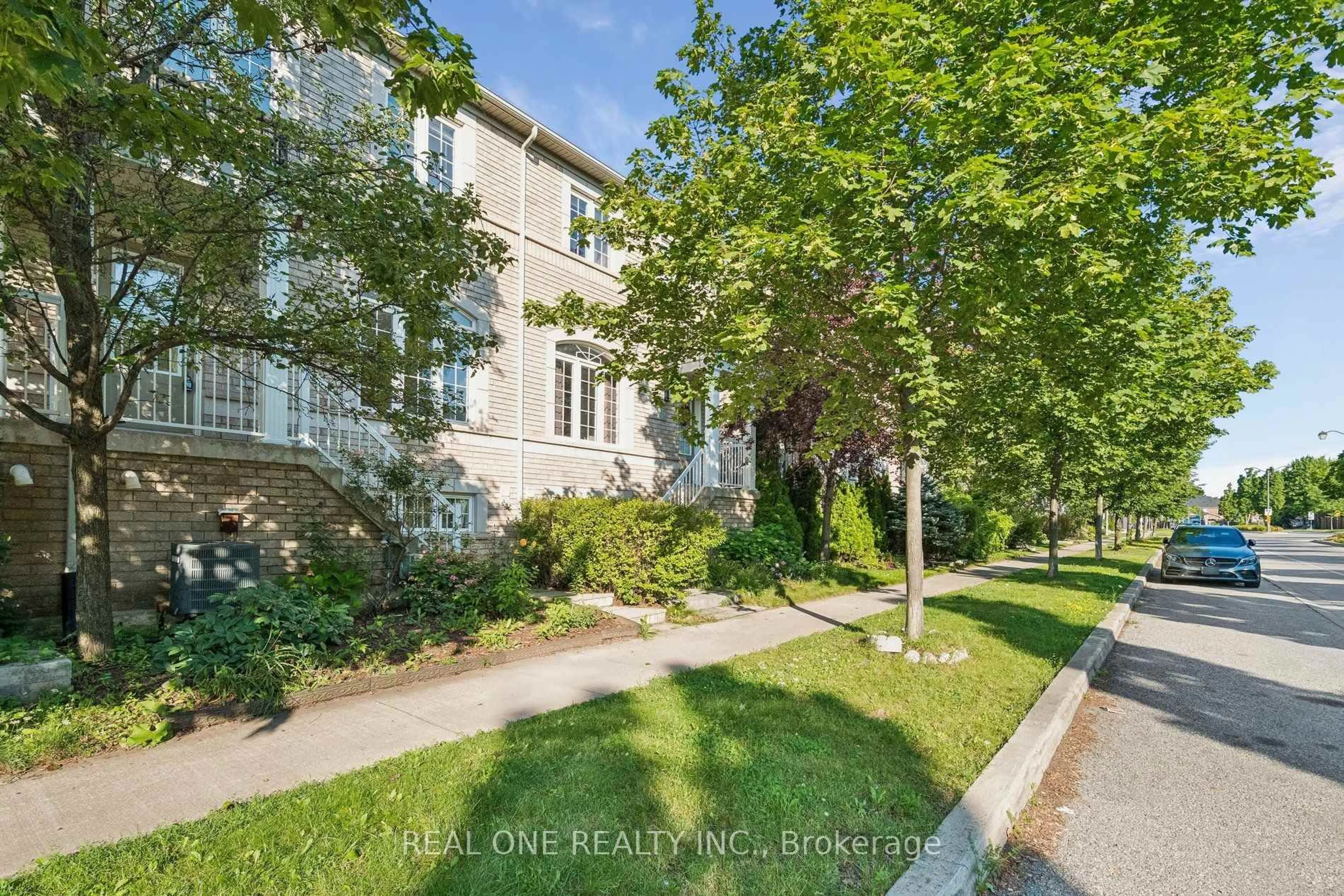 A pic from outside/outdoor area/front of a property/back of a property/a pic from drone, street for 2350 Sutton Dr, Burlington Ontario L7L 6Y8