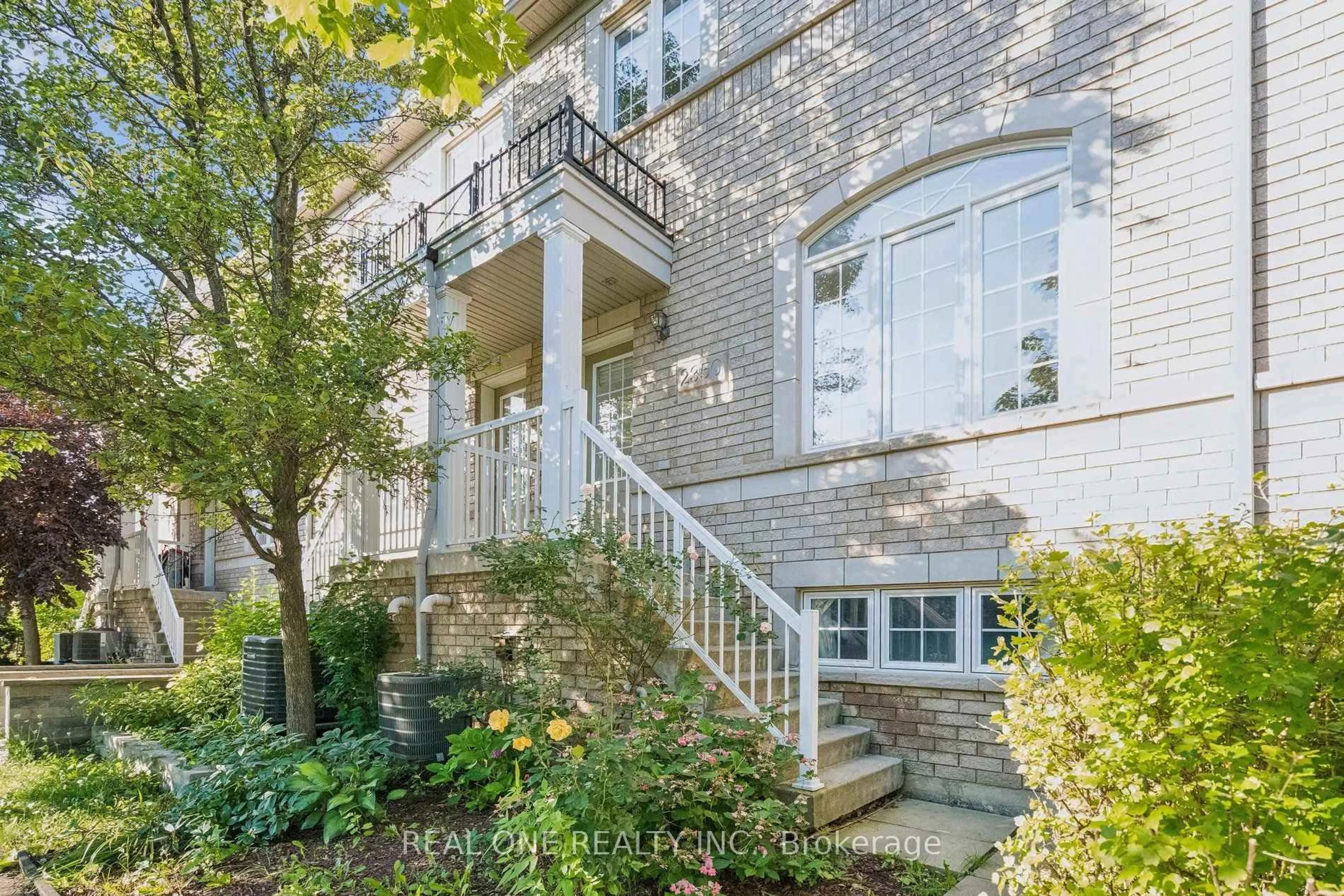 Home with brick exterior material, street for 2350 Sutton Dr, Burlington Ontario L7L 6Y8