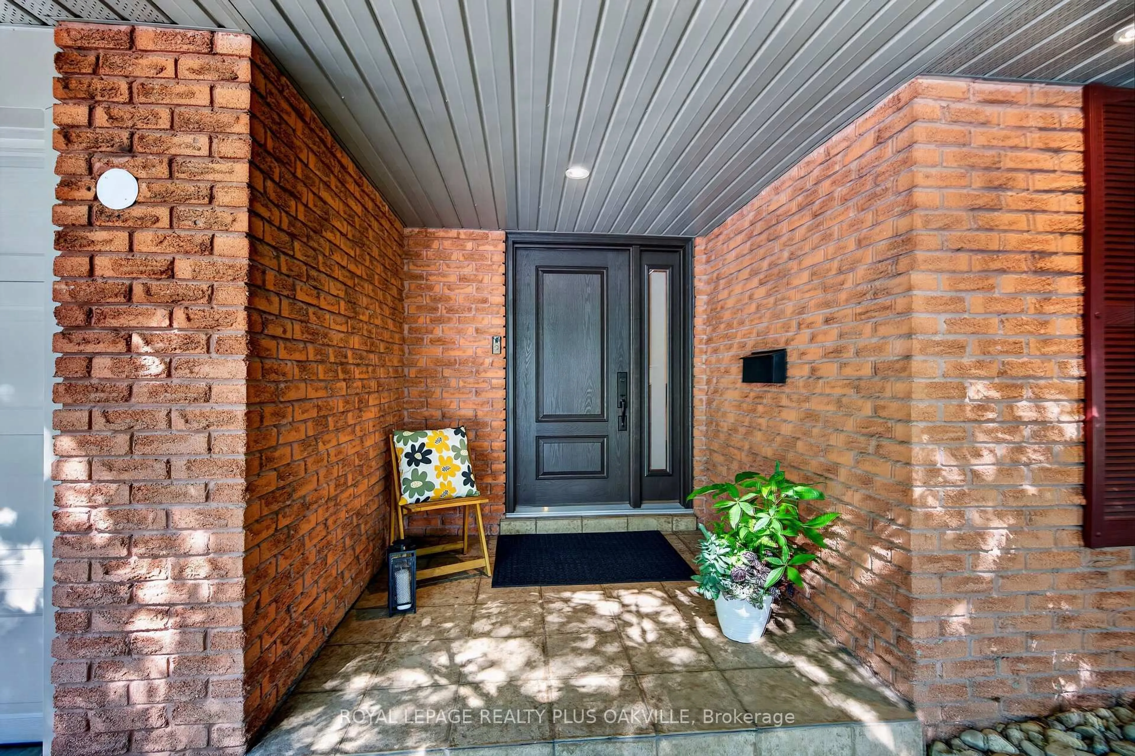 Indoor entryway for 4527 Concord Pl, Burlington Ontario L7L 1J5