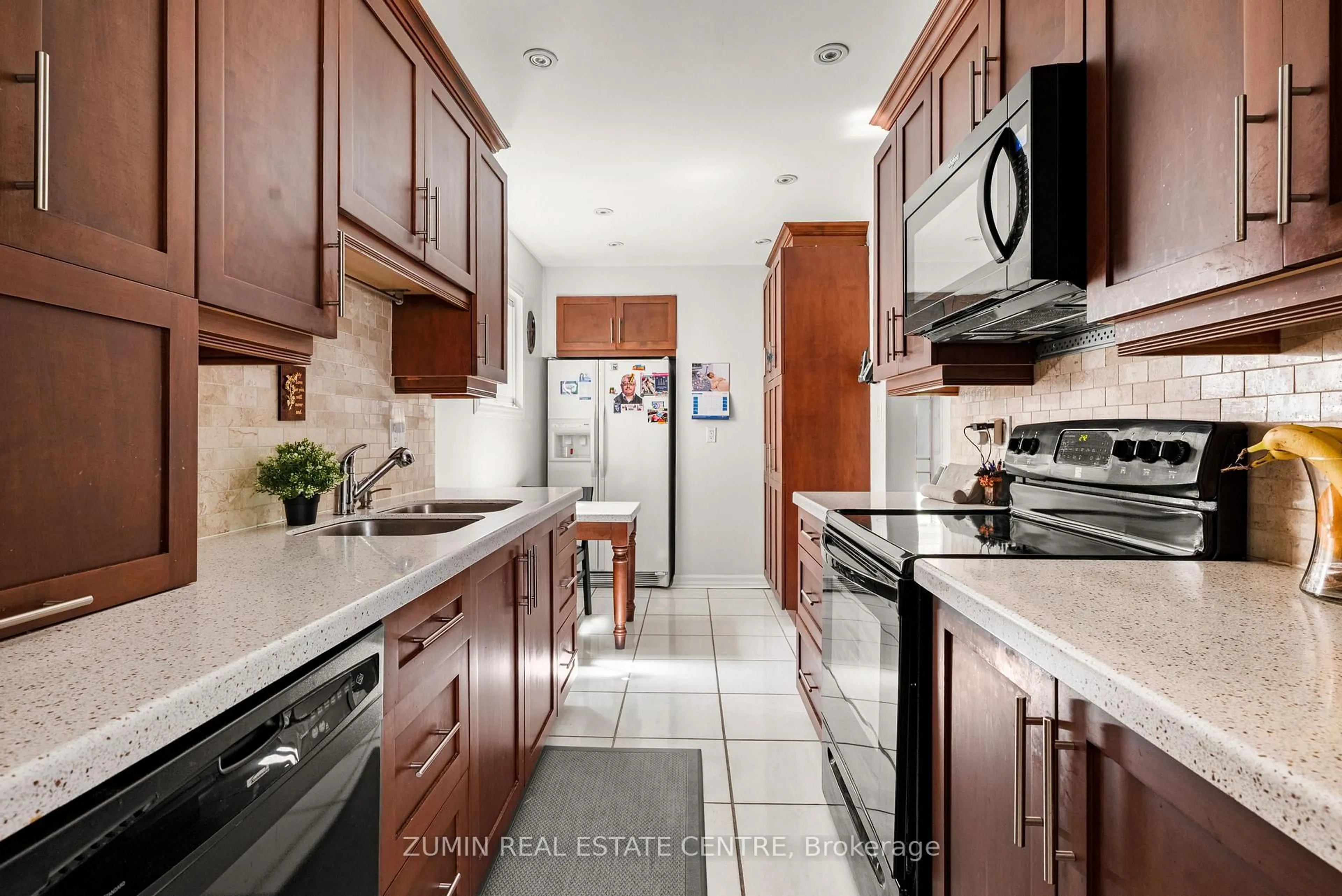 Standard kitchen, ceramic/tile floor for 3474 Nighthawk Tr, Mississauga Ontario L5N 6G3