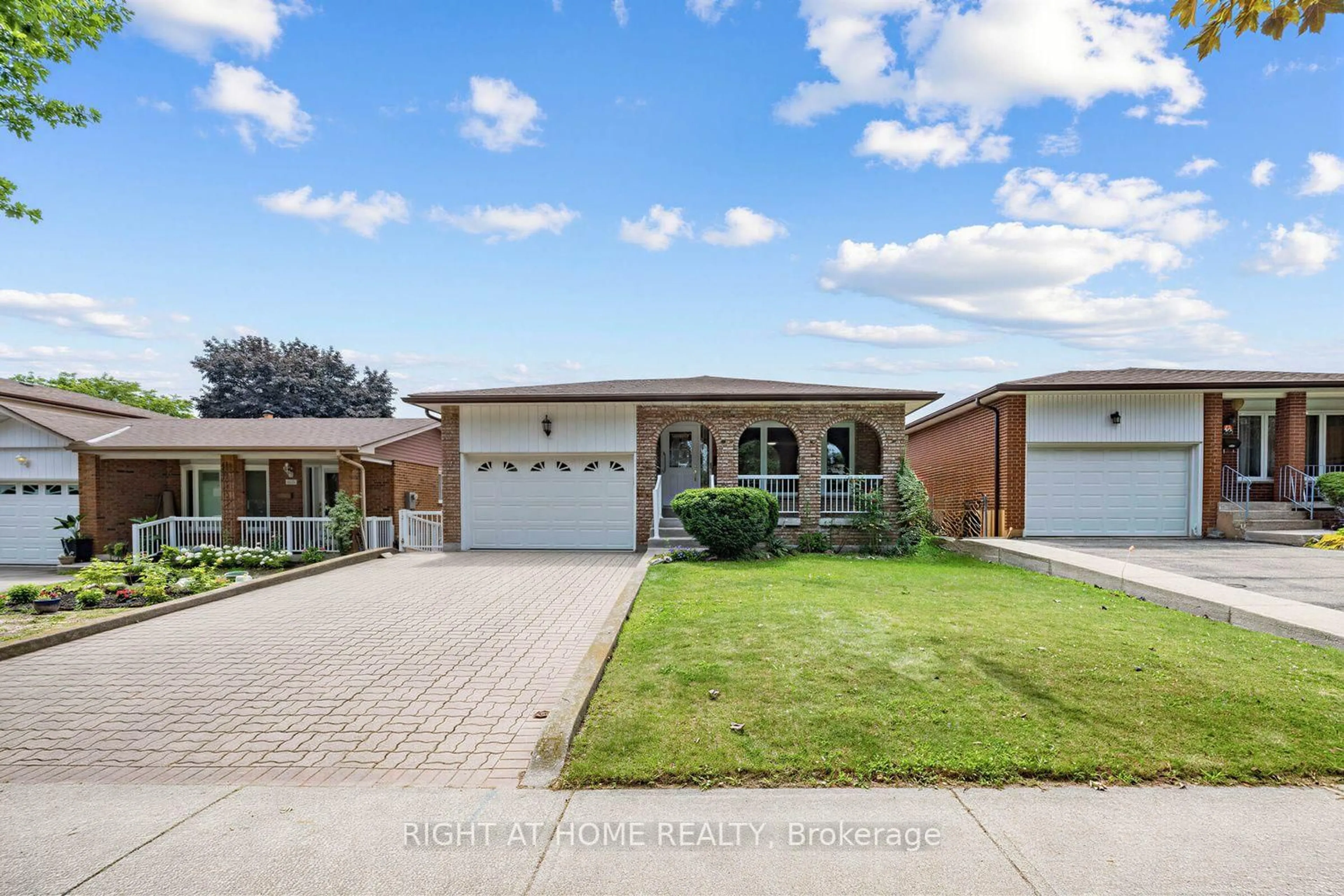 Home with brick exterior material, street for 3126 Mccarthy Crt, Mississauga Ontario L4Y 3Z5