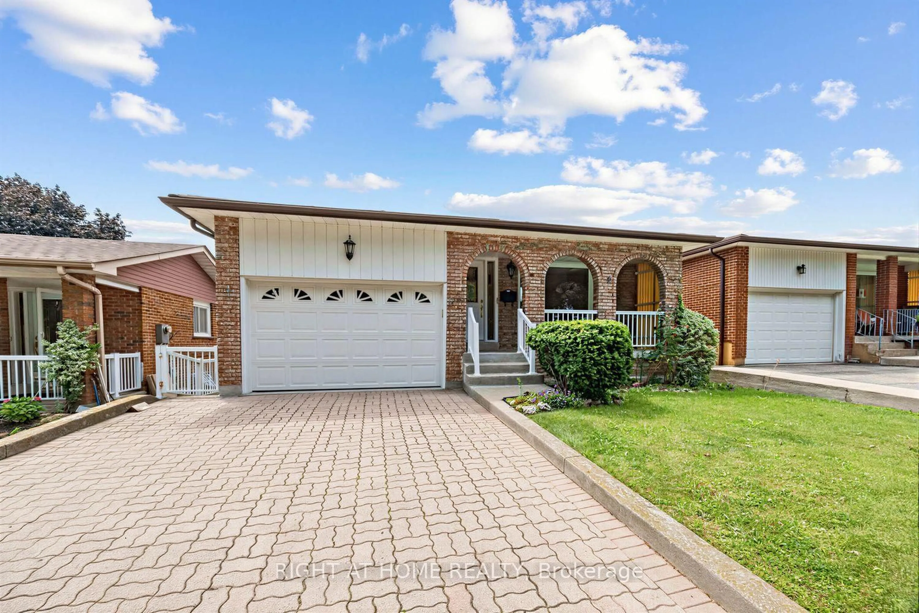 Home with brick exterior material, street for 3126 Mccarthy Crt, Mississauga Ontario L4Y 3Z5