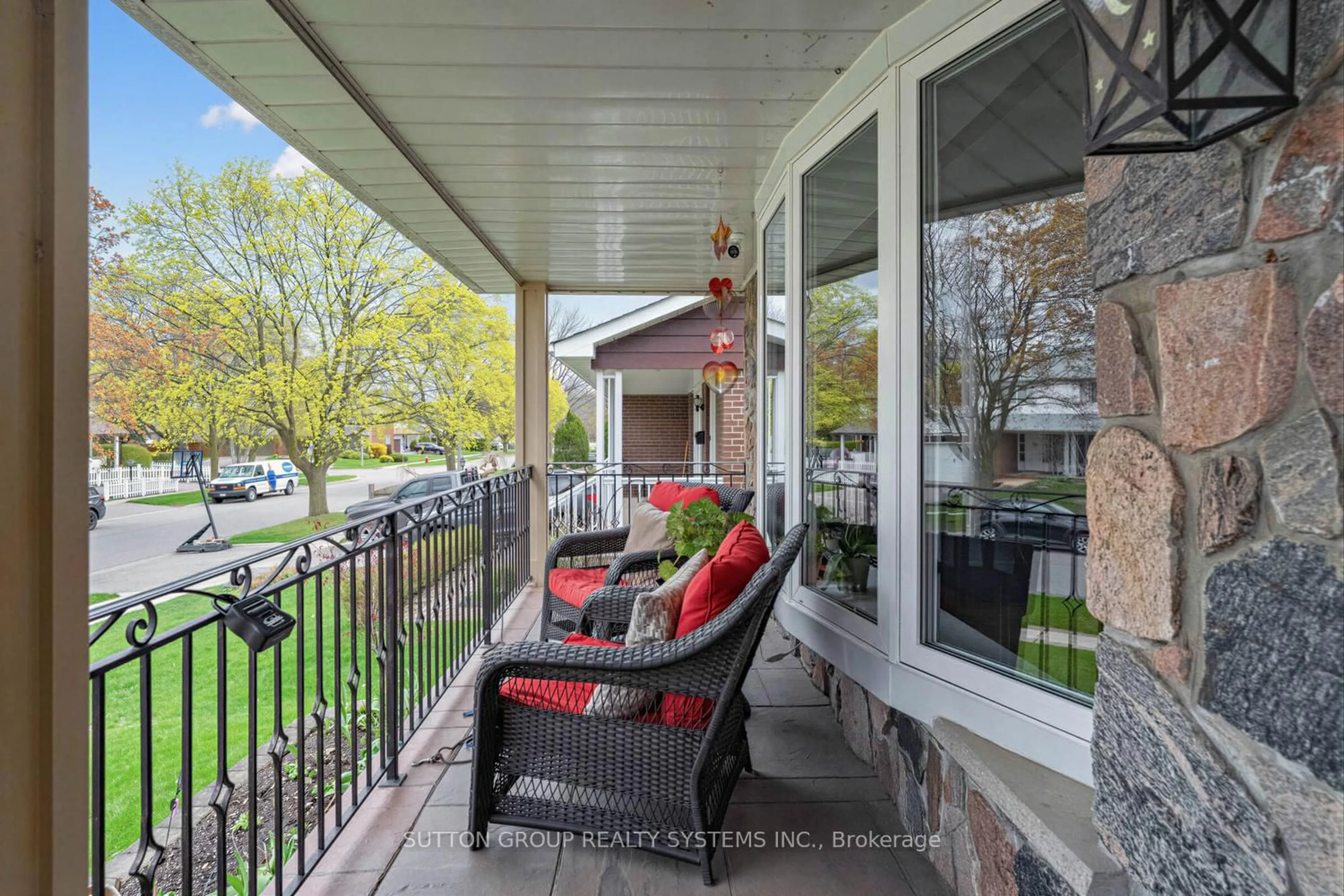 Patio, street for 228 Chantenay Dr, Mississauga Ontario L5A 1E4
