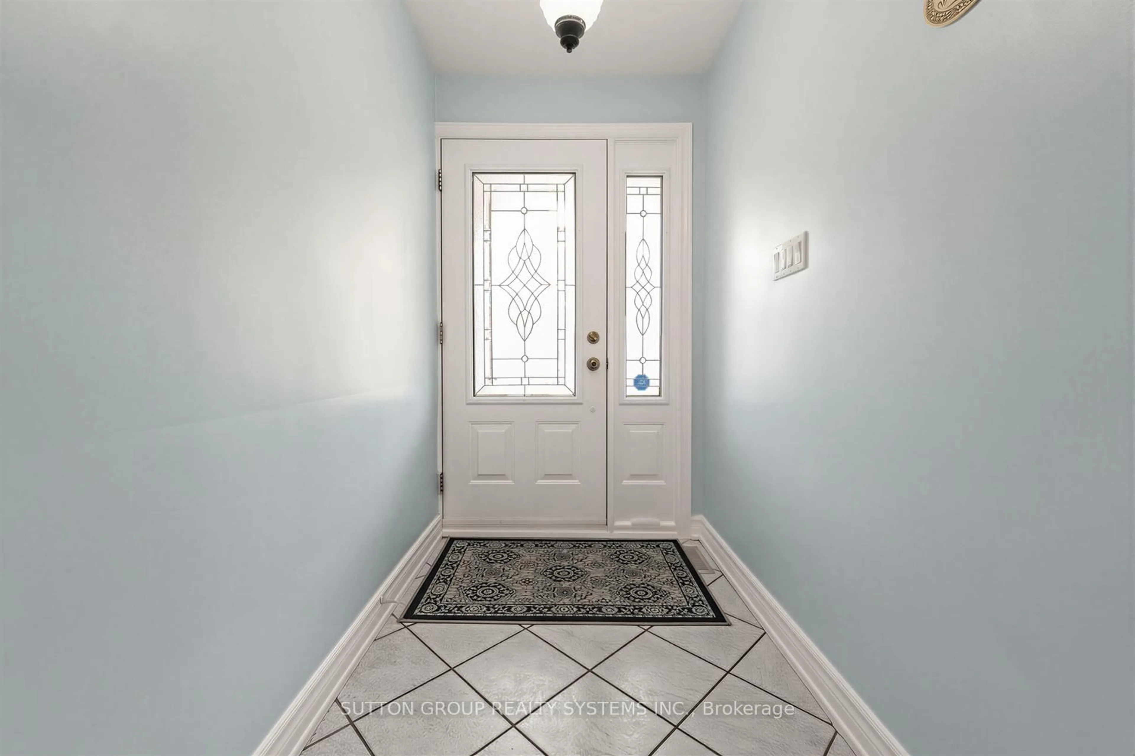 Indoor entryway for 228 Chantenay Dr, Mississauga Ontario L5A 1E4