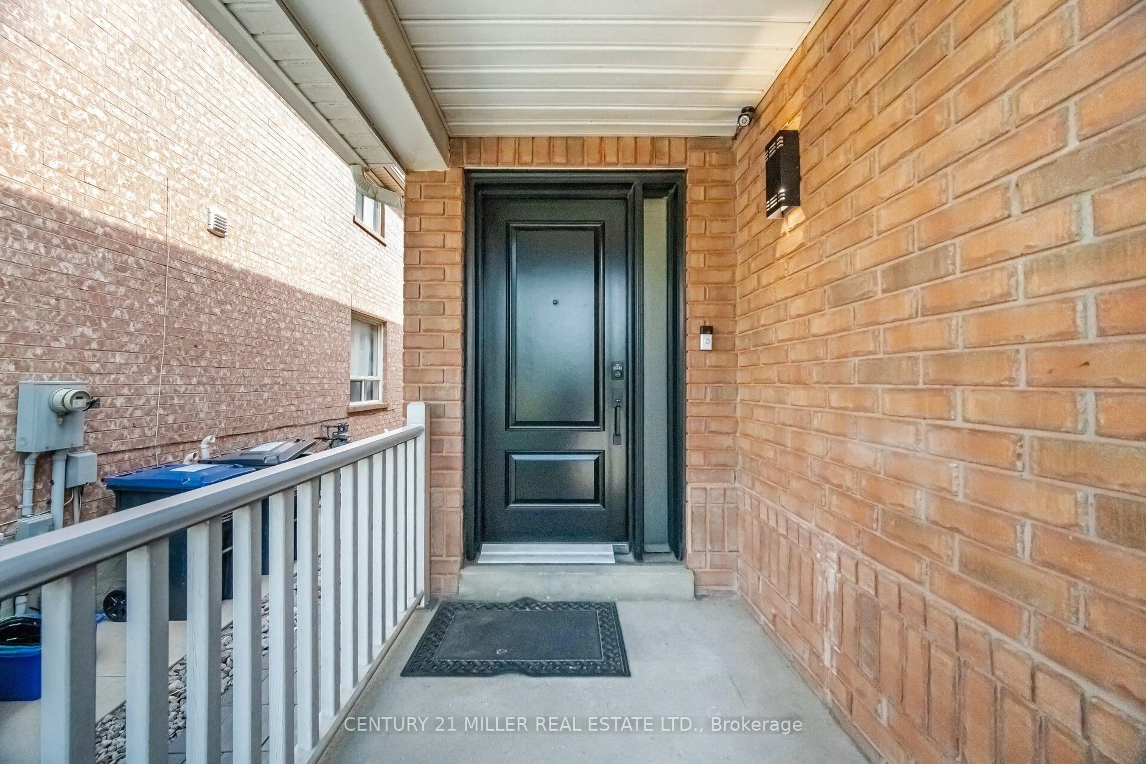 Indoor entryway for 689 Macbeth Hts, Mississauga Ontario L5W 1E5