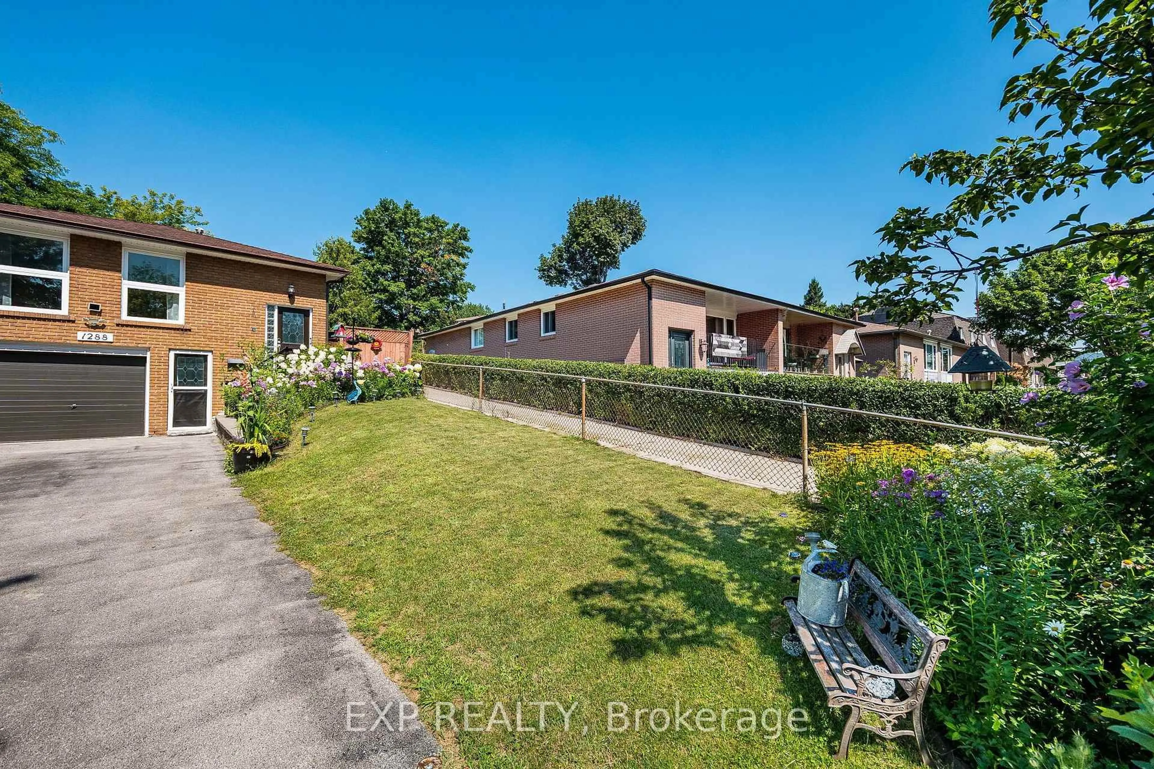 A pic from outside/outdoor area/front of a property/back of a property/a pic from drone, street for 1288 Playford Rd, Mississauga Ontario L5J 3V7