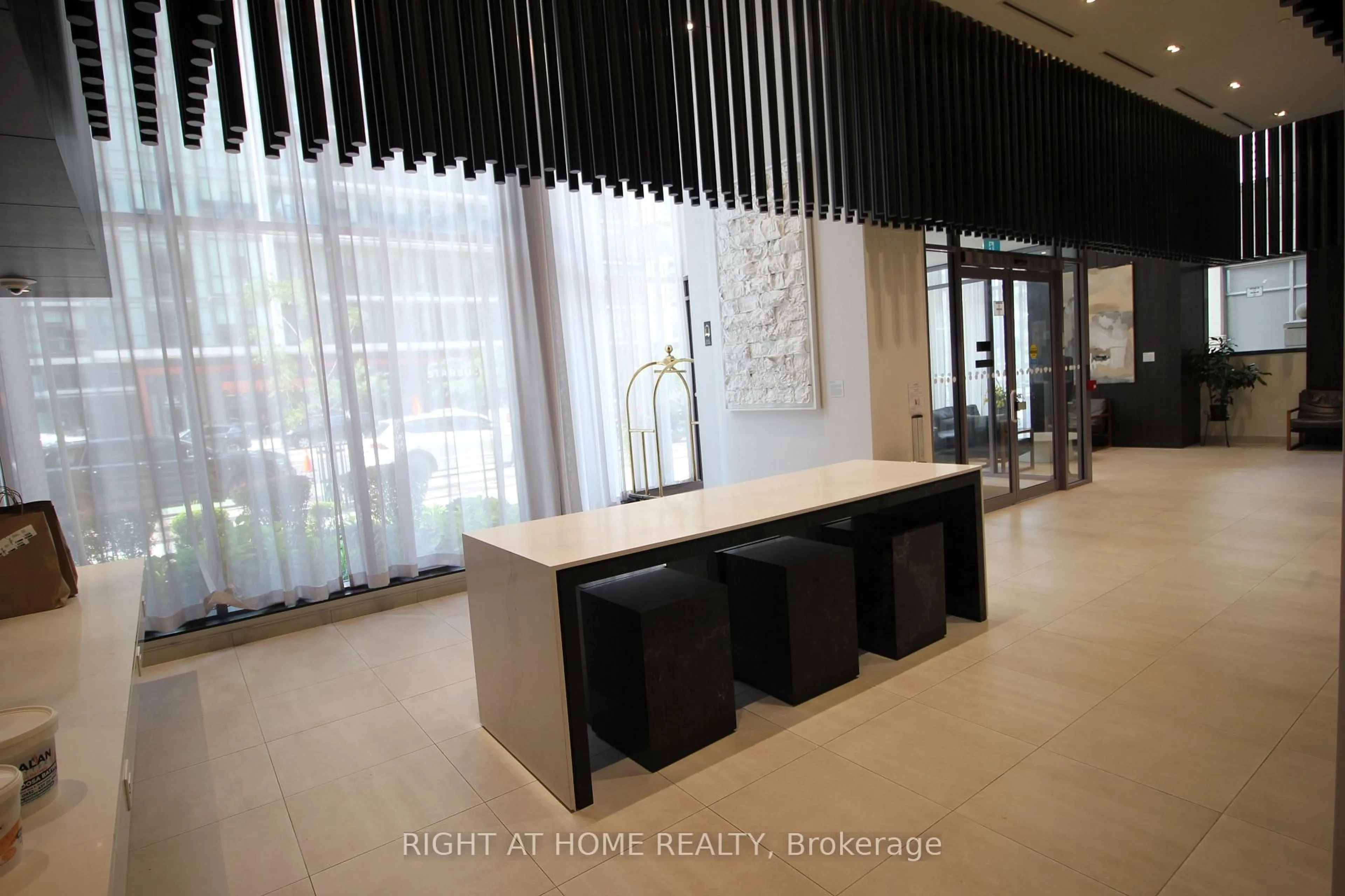 Lobby for 4065 Confederation Pkwy #602, Mississauga Ontario L5B 0L4