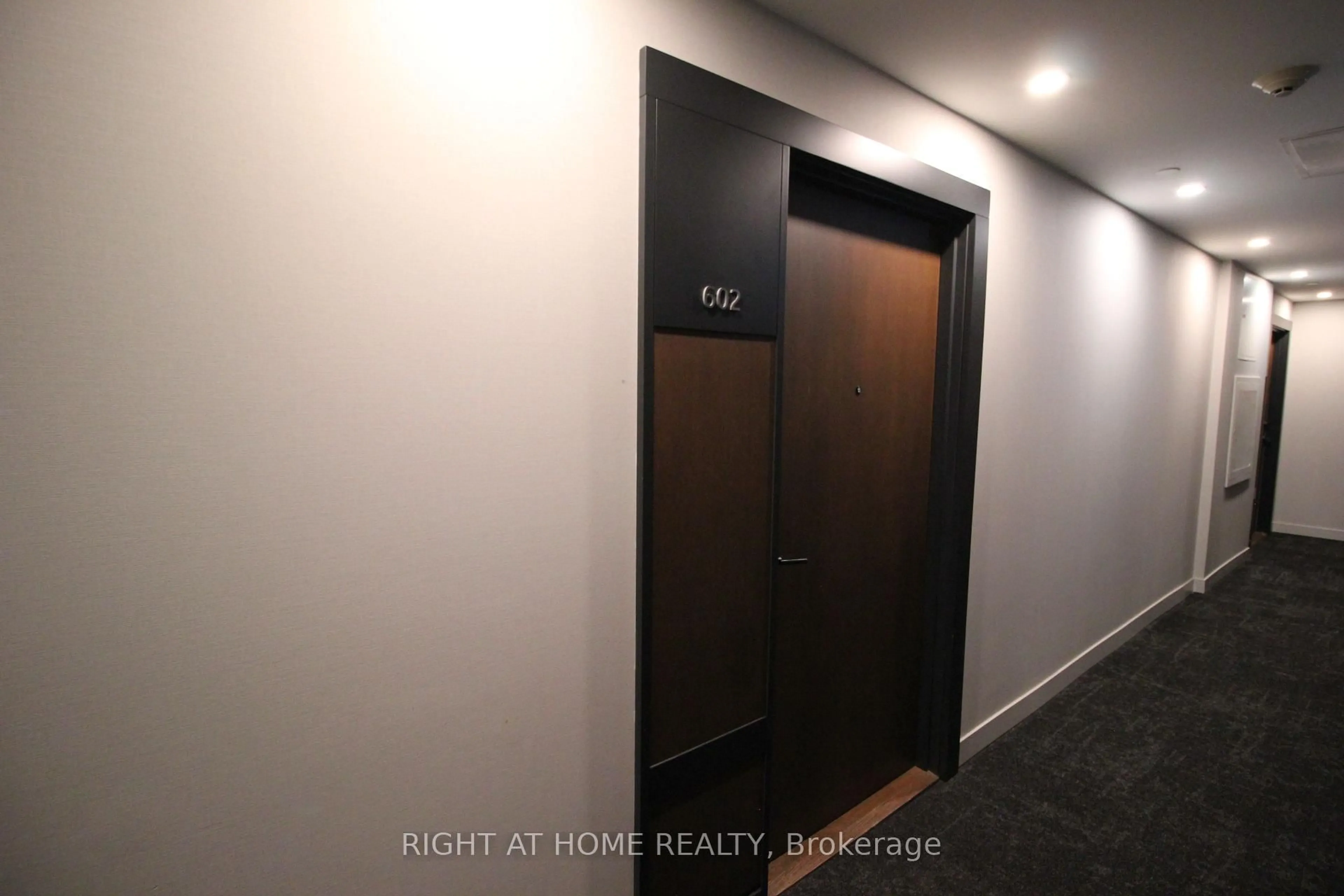 Unknown for 4065 Confederation Pkwy #602, Mississauga Ontario L5B 0L4