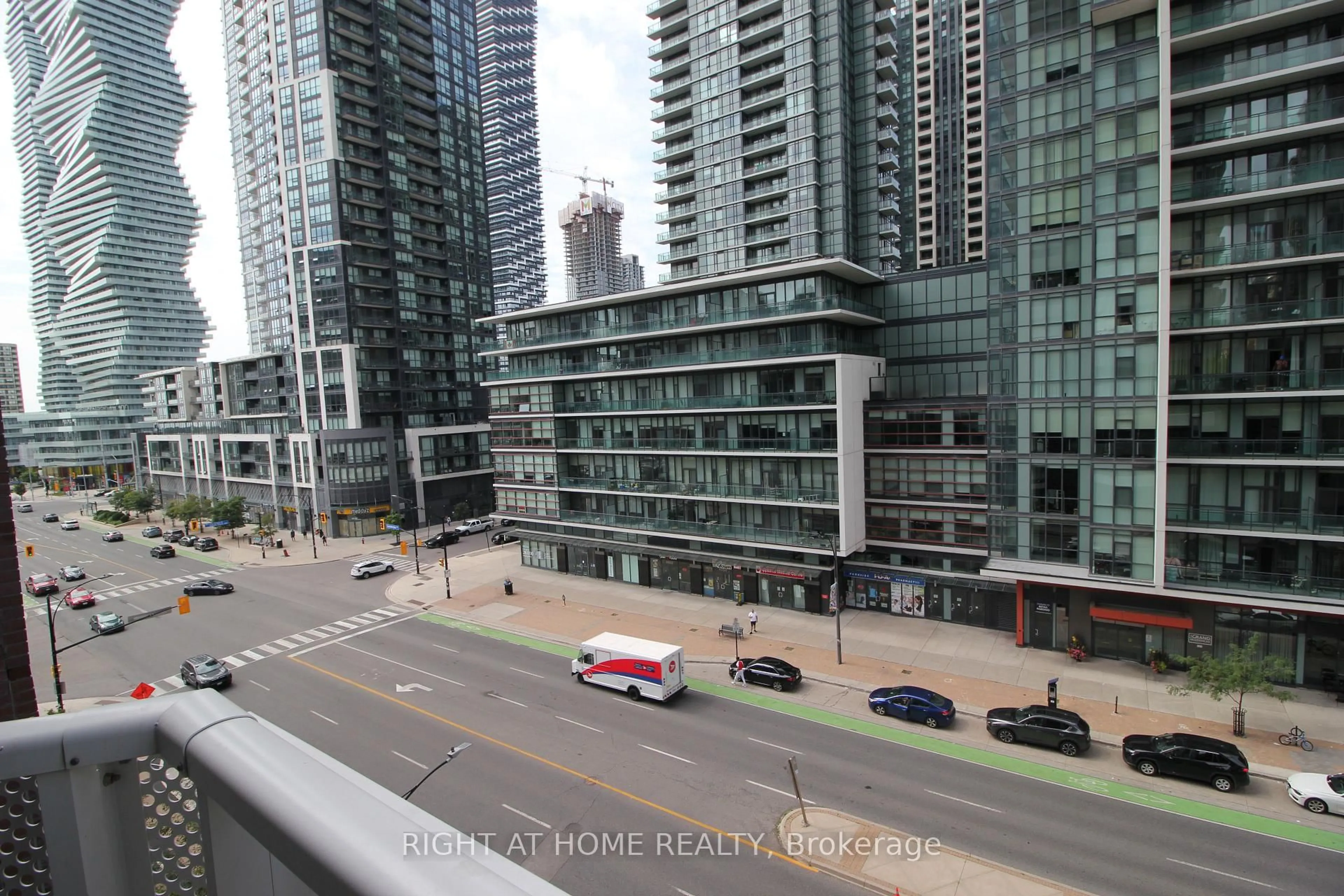 Blurry image for 4065 Confederation Pkwy #602, Mississauga Ontario L5B 0L4