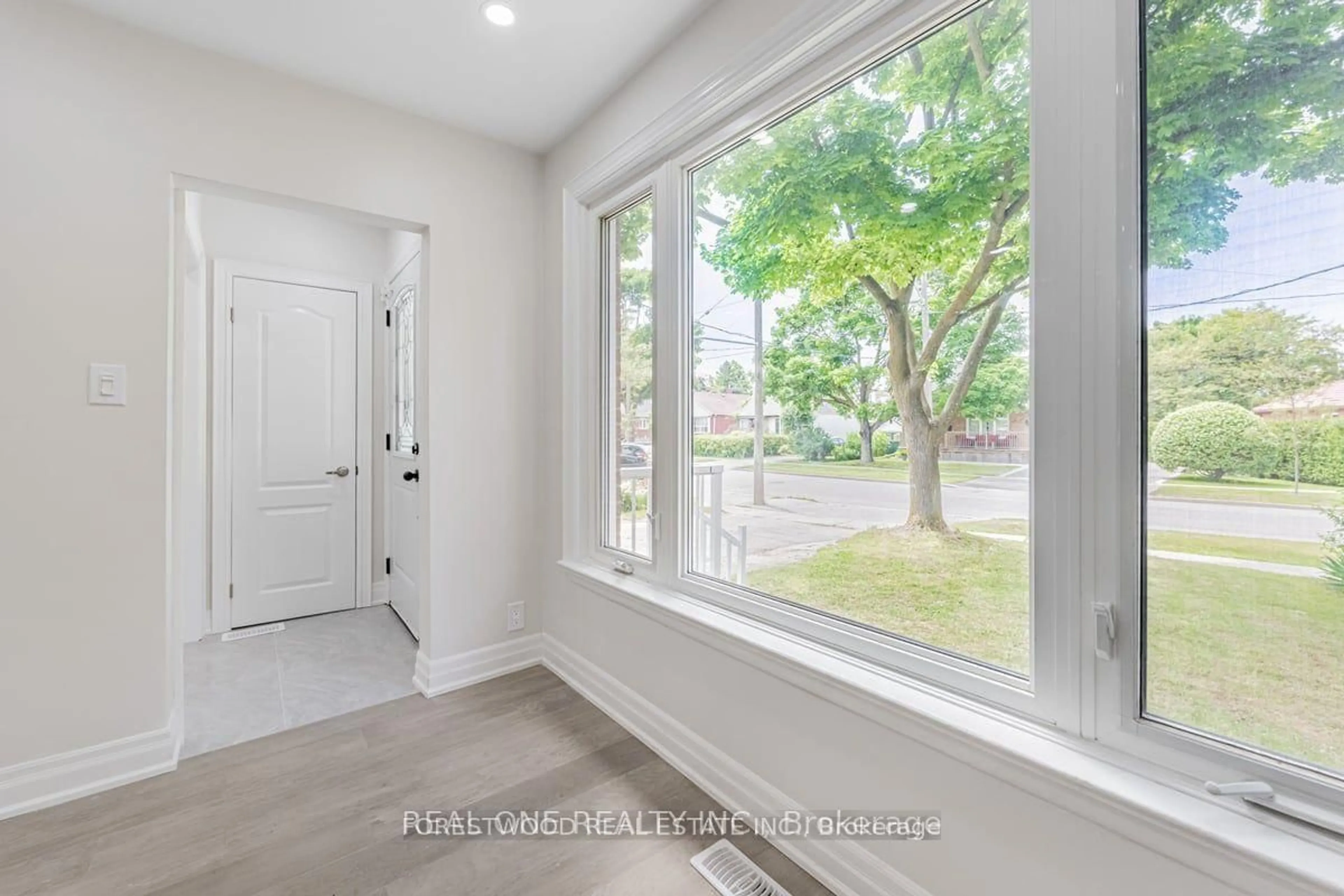 Indoor entryway for 27 Snaresbrook Dr, Toronto Ontario M9W 2N5