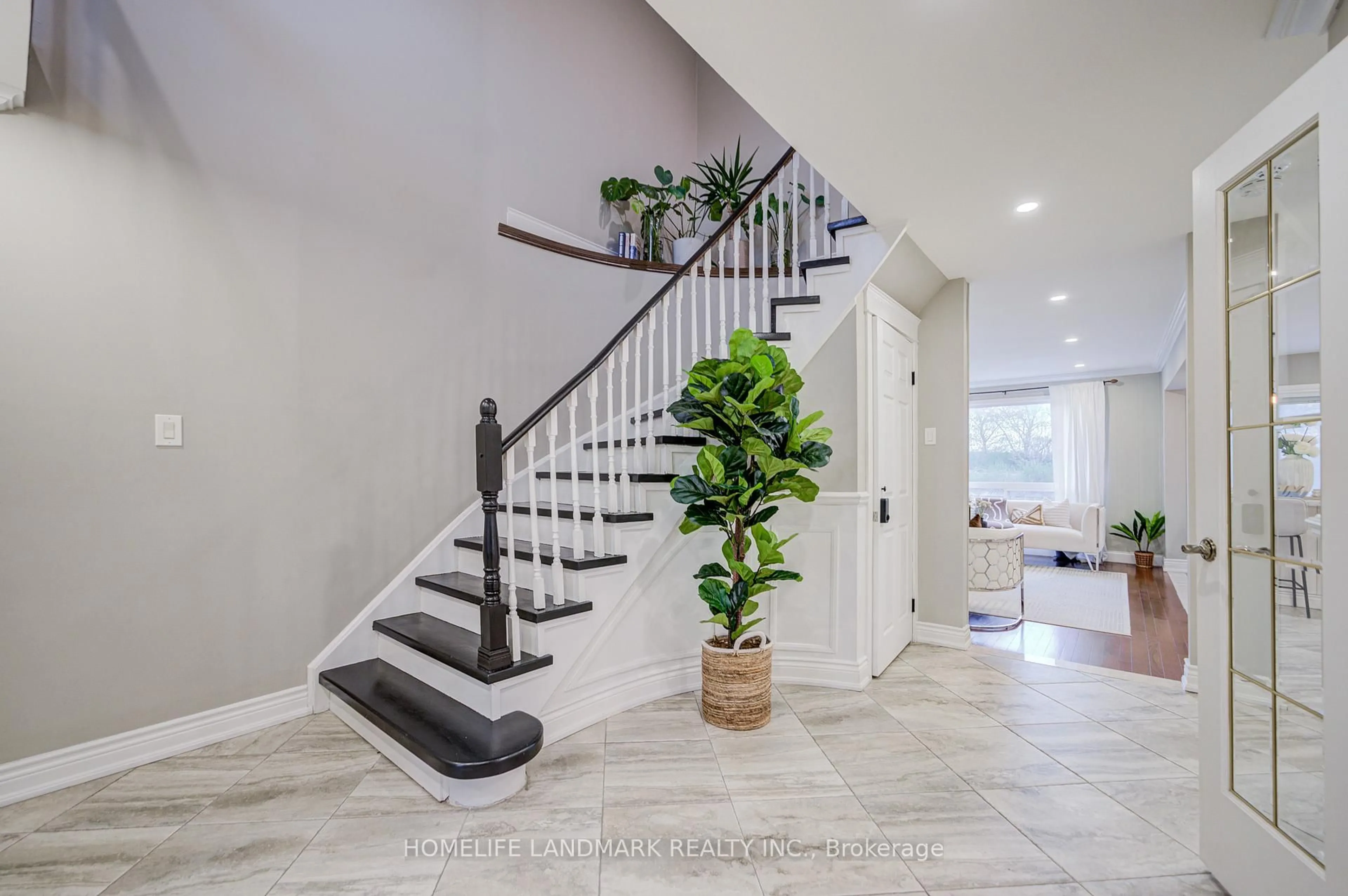 Indoor entryway for 2105 Folkway Dr, Mississauga Ontario L5L 3G3