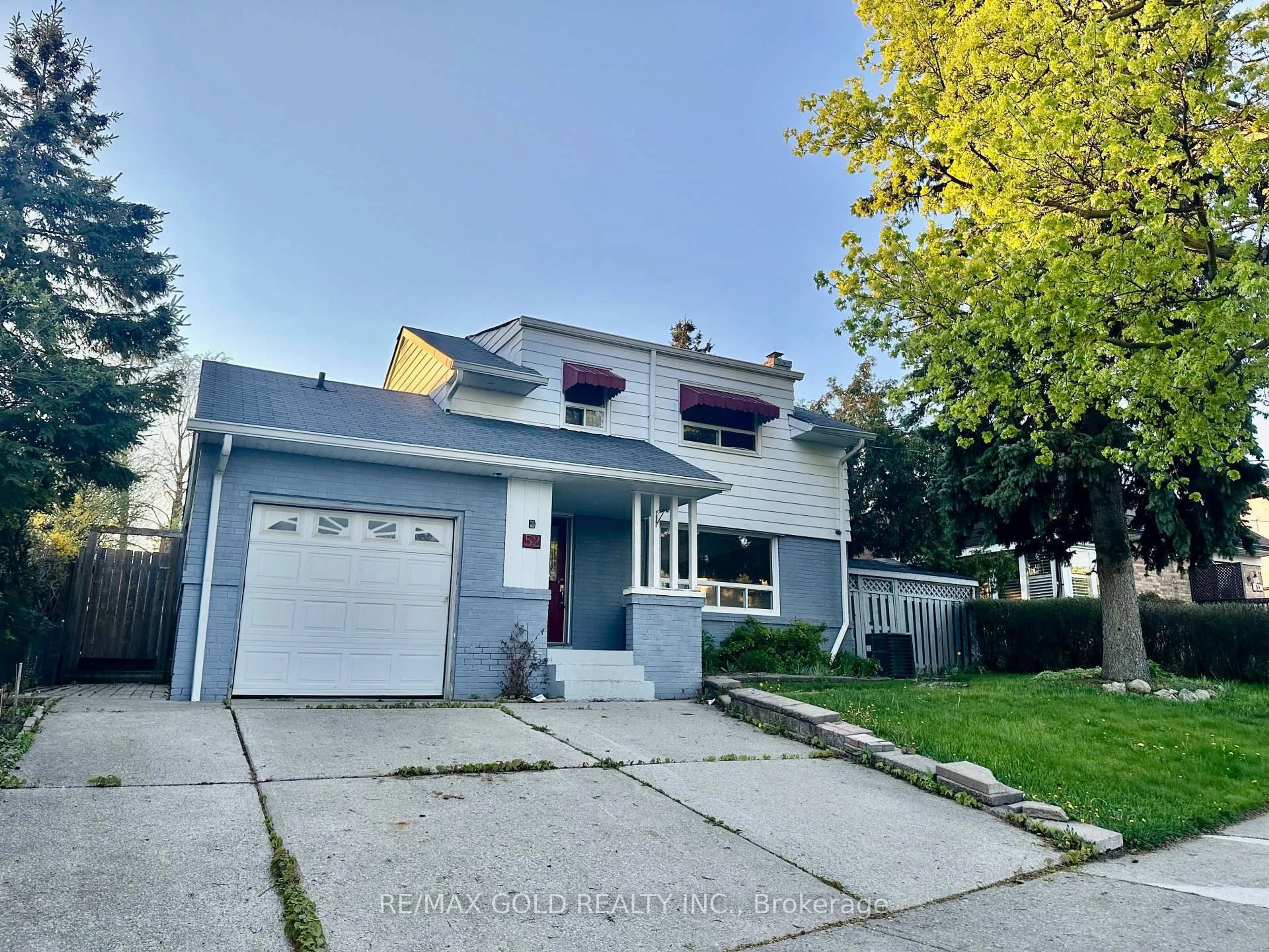 A pic from outside/outdoor area/front of a property/back of a property/a pic from drone, street for 52 Eldomar Ave, Brampton Ontario L6W 3N7