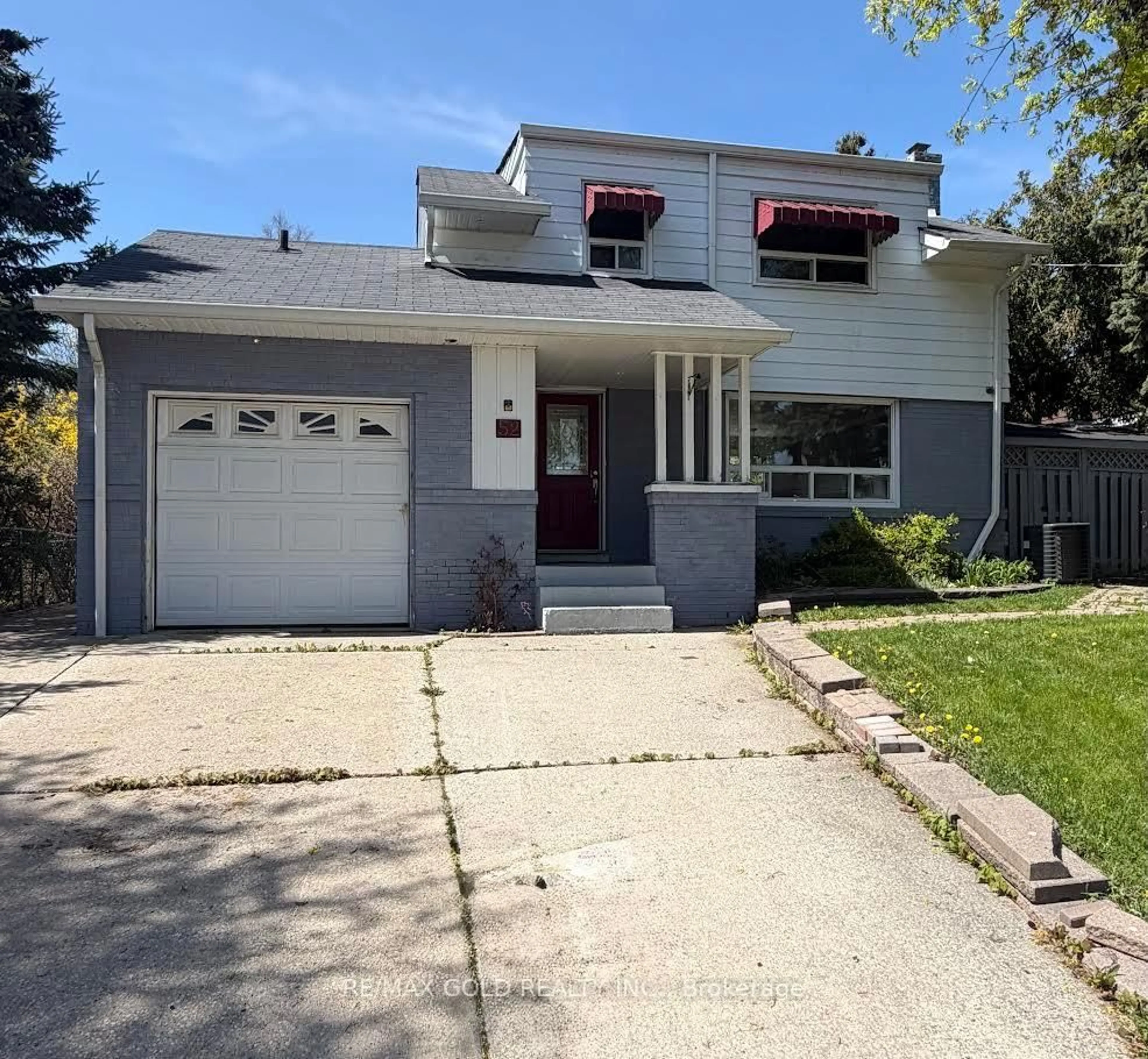 Home with vinyl exterior material, street for 52 Eldomar Ave, Brampton Ontario L6W 3N7