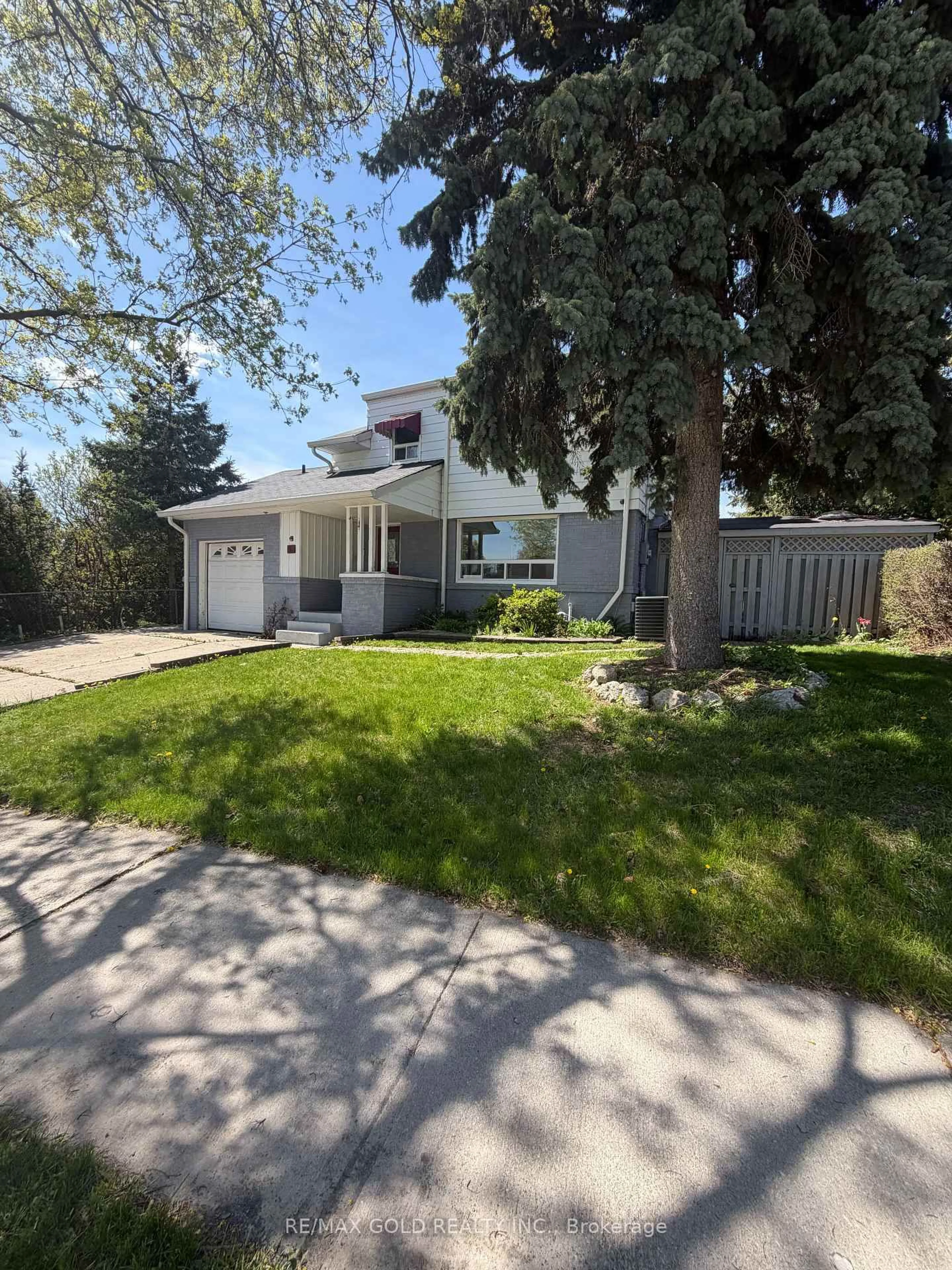 Home with vinyl exterior material, street for 52 Eldomar Ave, Brampton Ontario L6W 3N7