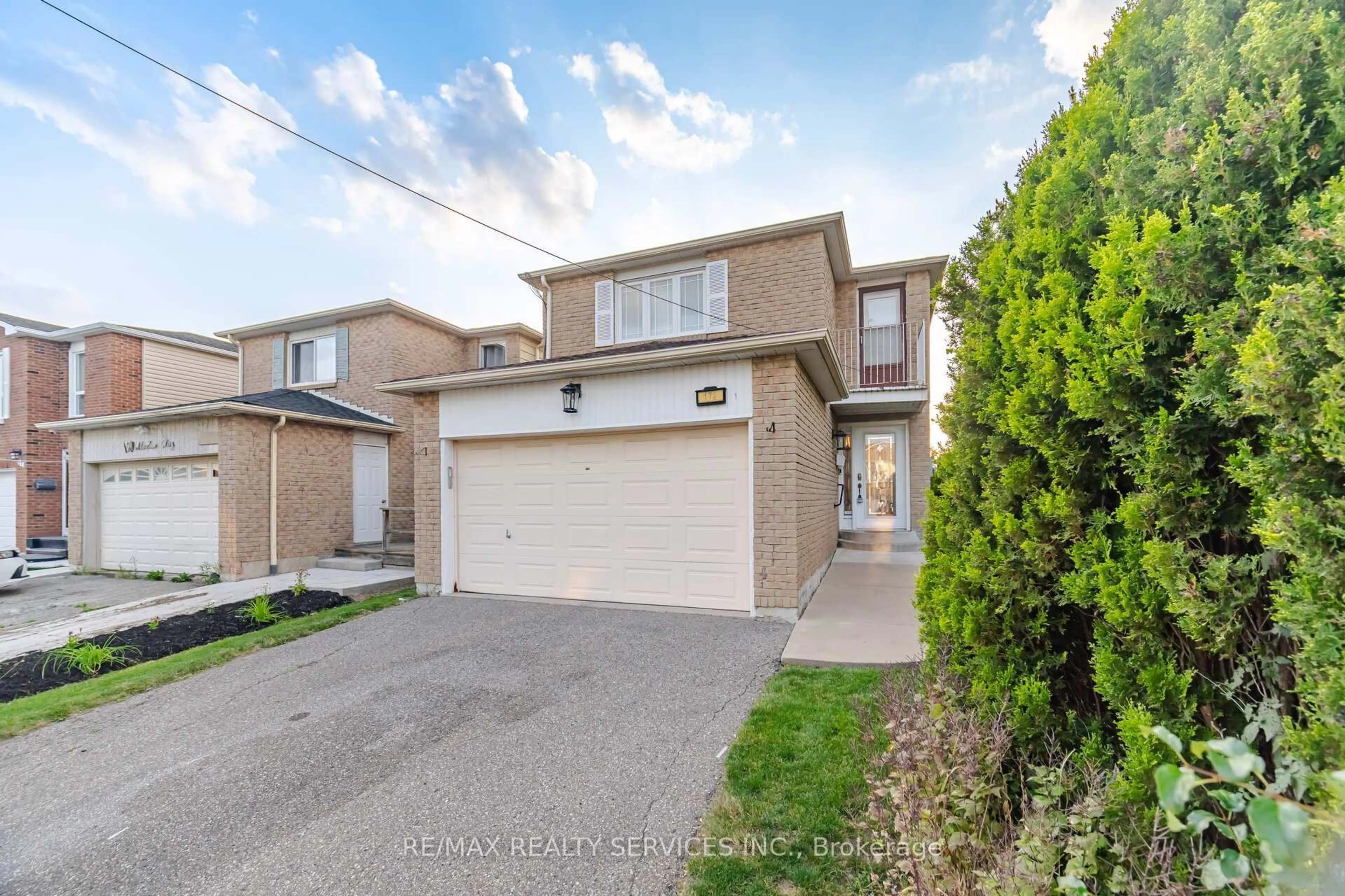 A pic from outside/outdoor area/front of a property/back of a property/a pic from drone, street for 172 MORTON Way, Brampton Ontario L6Y 2P8