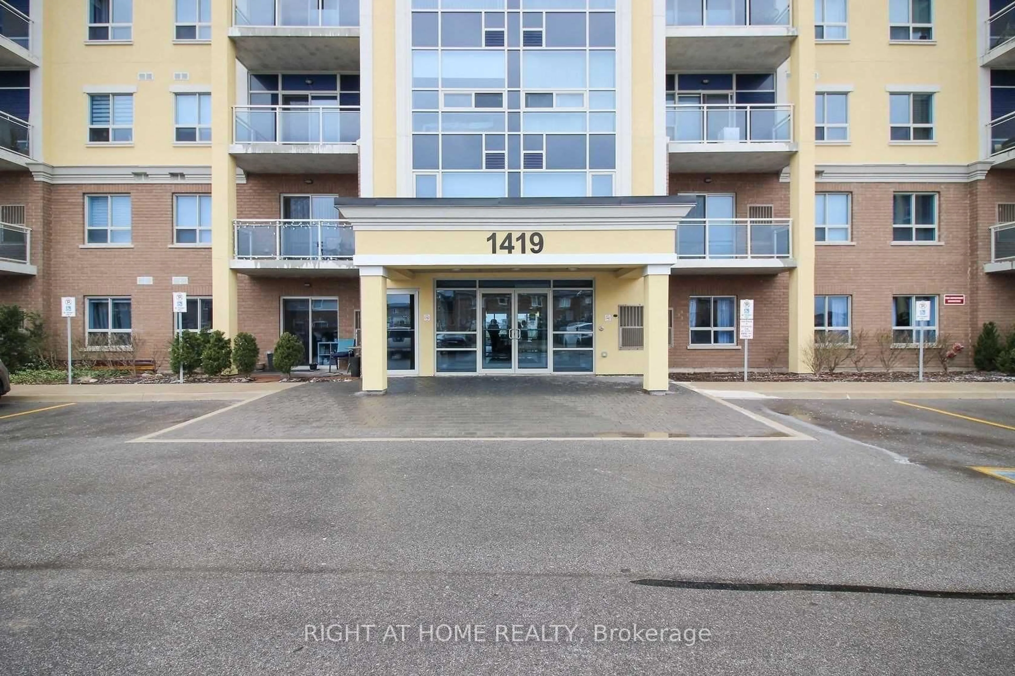 Indoor foyer for 1419 Costigan Rd #308, Milton Ontario L9T 2L4