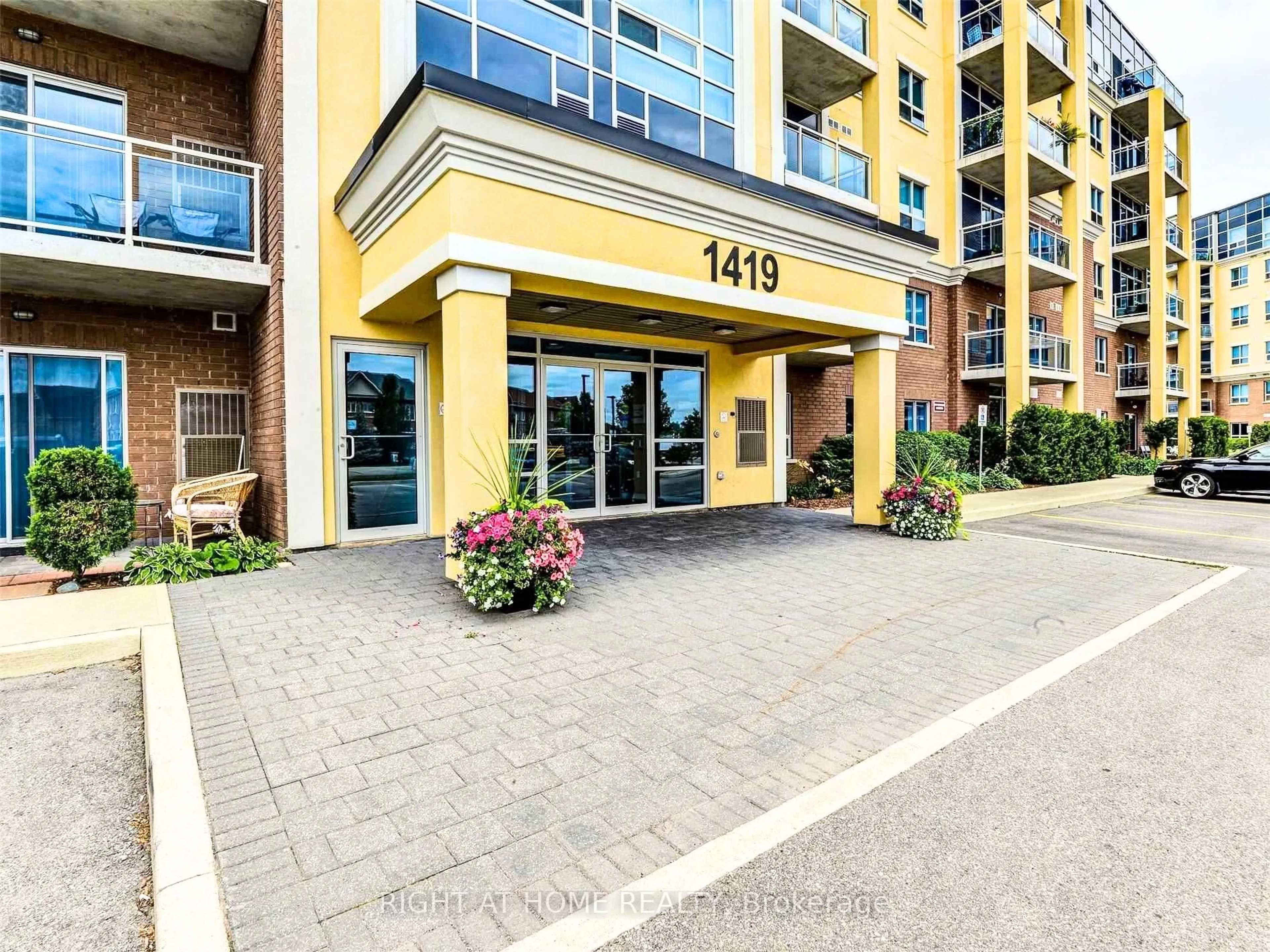 Indoor foyer for 1419 Costigan Rd #308, Milton Ontario L9T 2L4