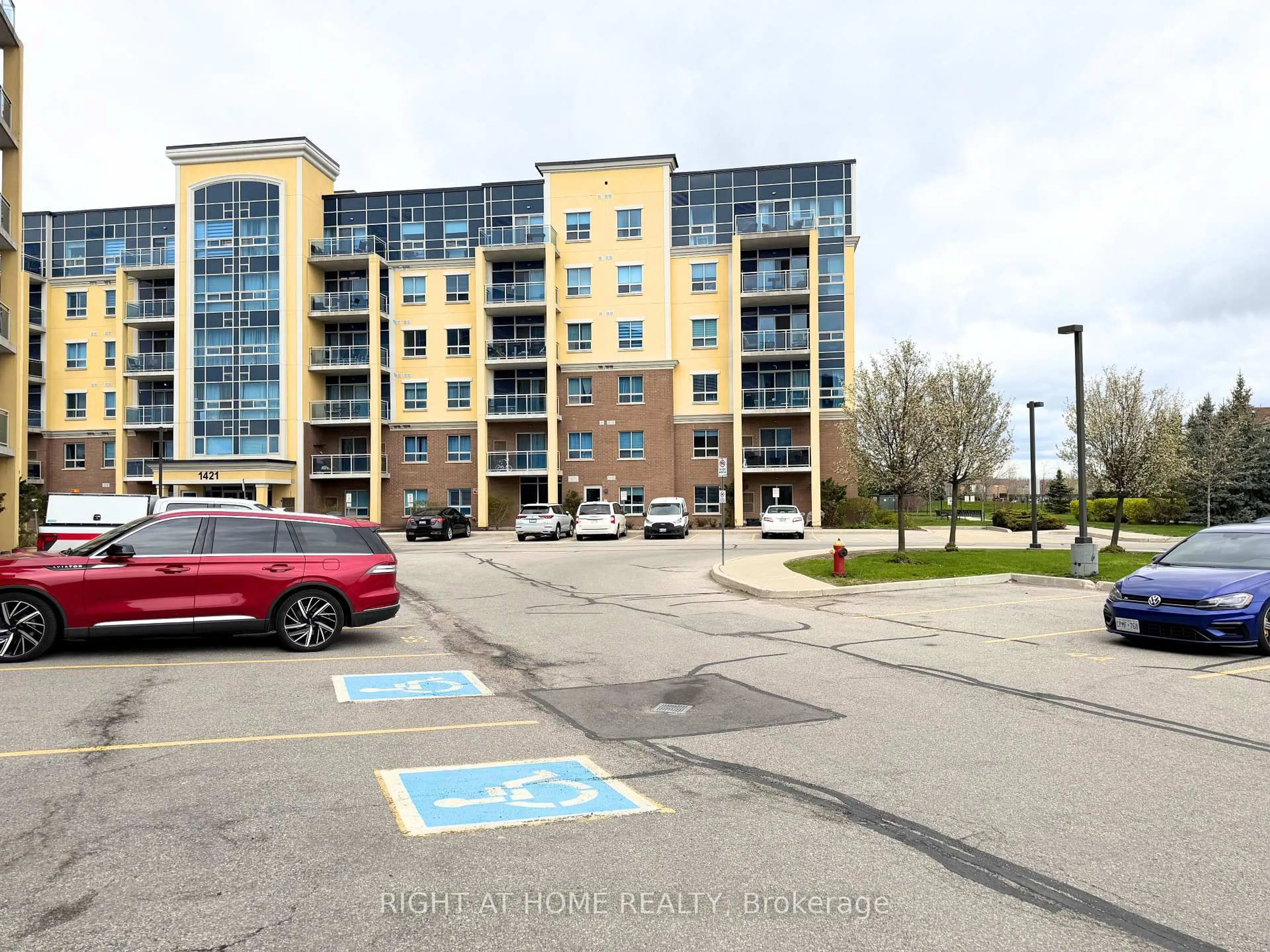 A pic from outside/outdoor area/front of a property/back of a property/a pic from drone, street for 1419 Costigan Rd #308, Milton Ontario L9T 2L4