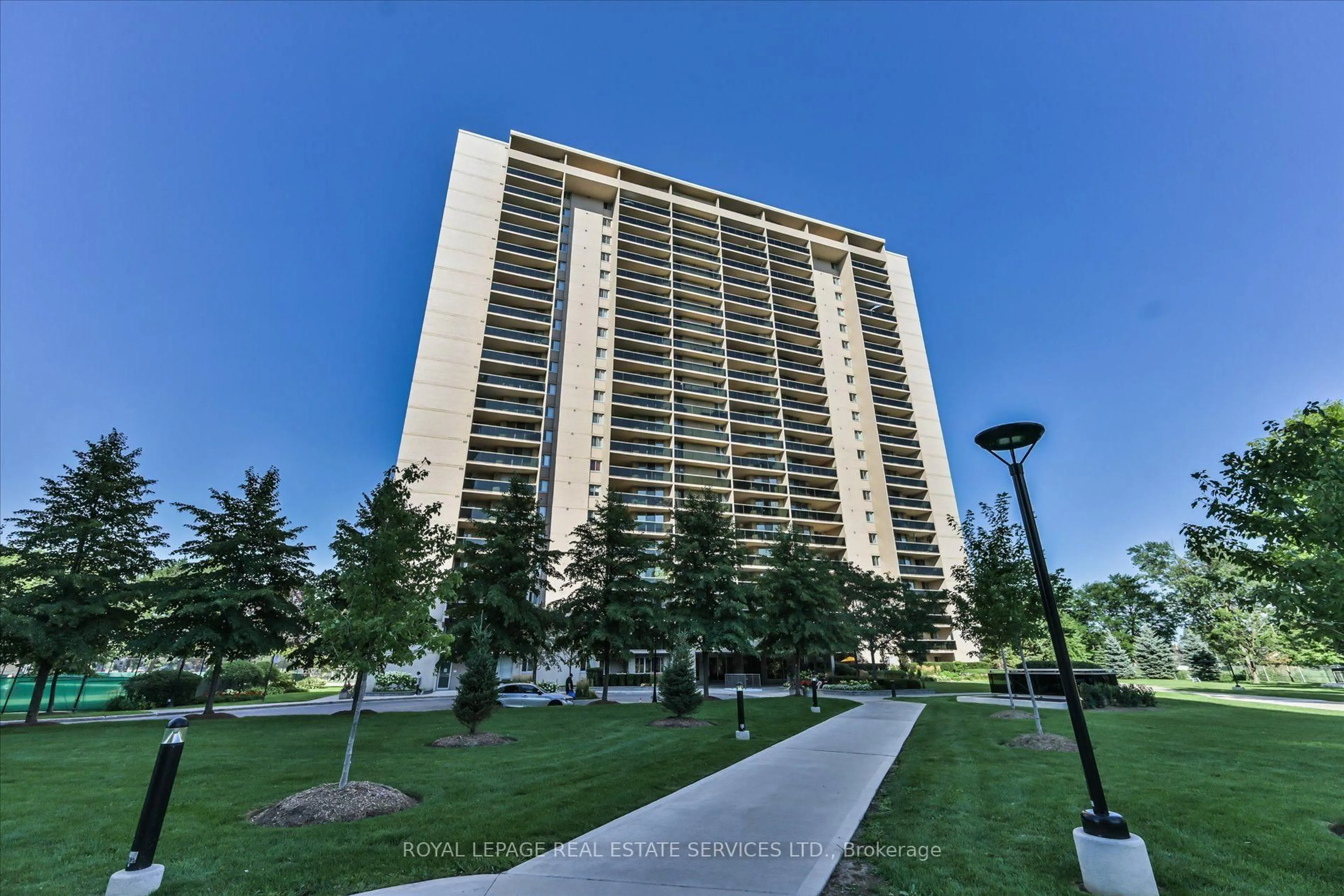 A pic from outside/outdoor area/front of a property/back of a property/a pic from drone, building for 812 Burnhamthorpe Rd #309, Toronto Ontario M9C 4W1