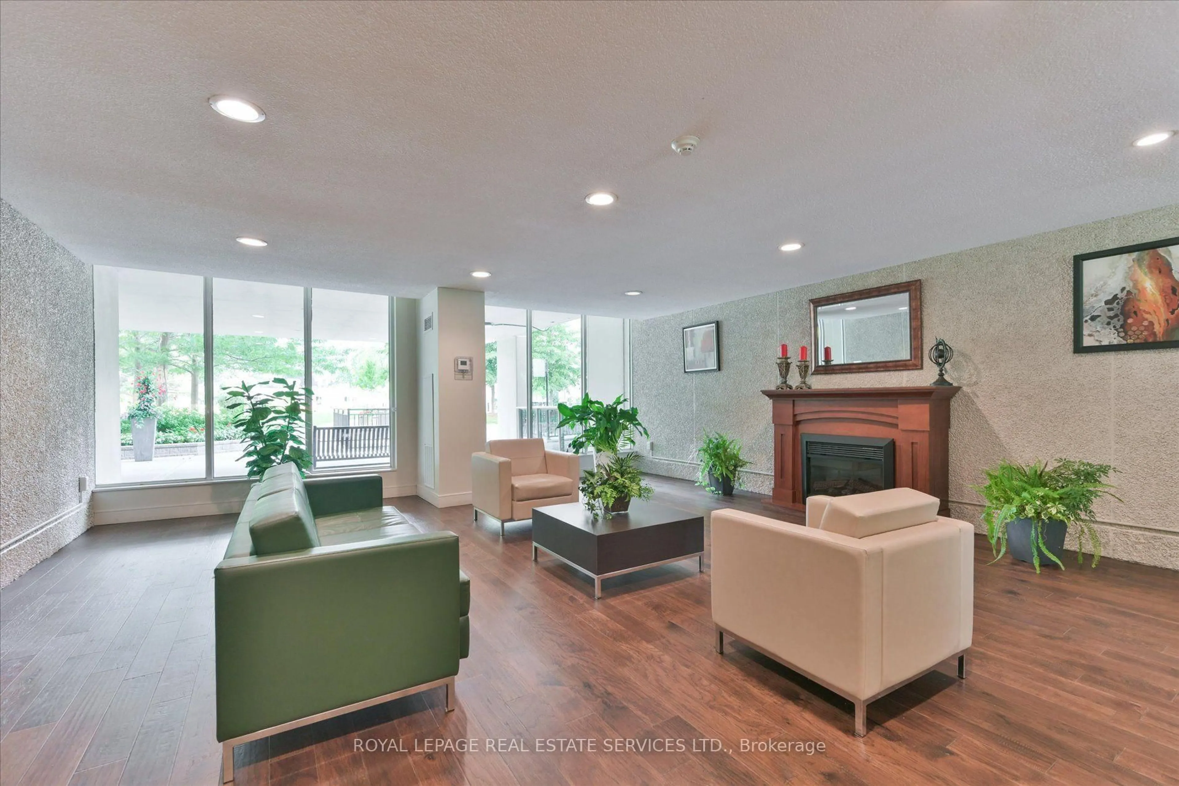 Unknown for 812 Burnhamthorpe Rd #309, Toronto Ontario M9C 4W1