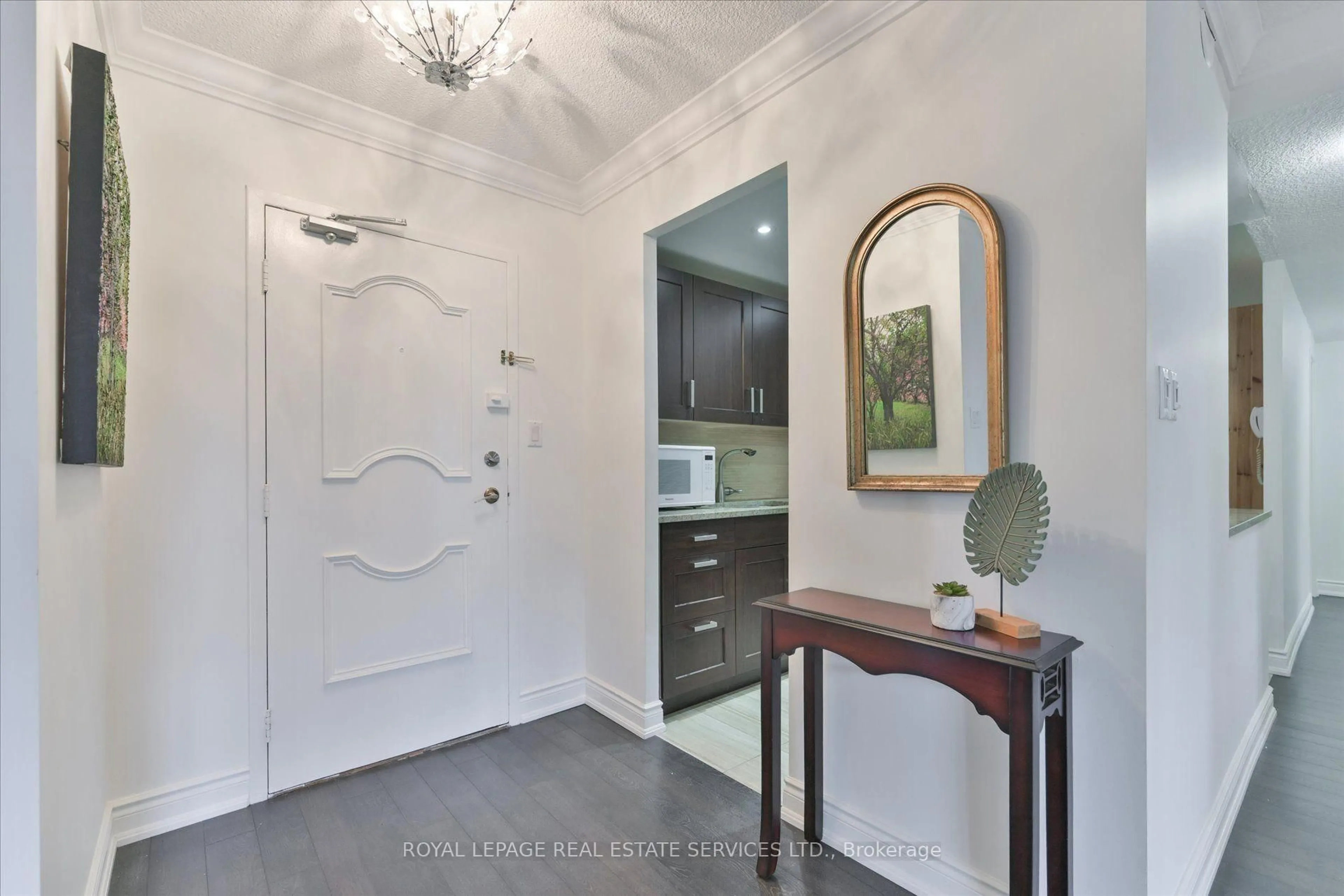 Indoor entryway for 812 Burnhamthorpe Rd #309, Toronto Ontario M9C 4W1