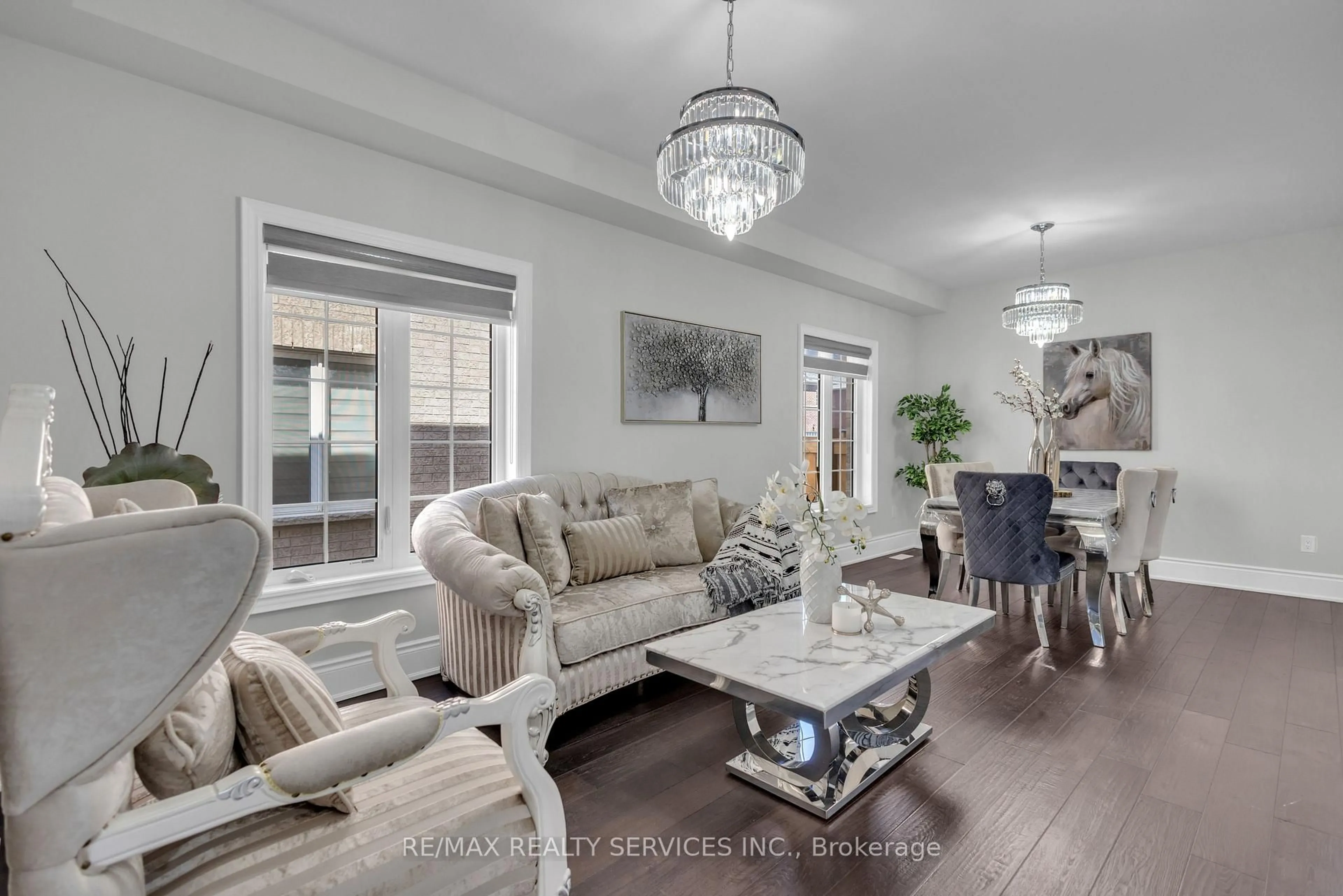 Living room with furniture, unknown for 40 Rosewell Cres, Halton Hills Ontario L7G 0N3