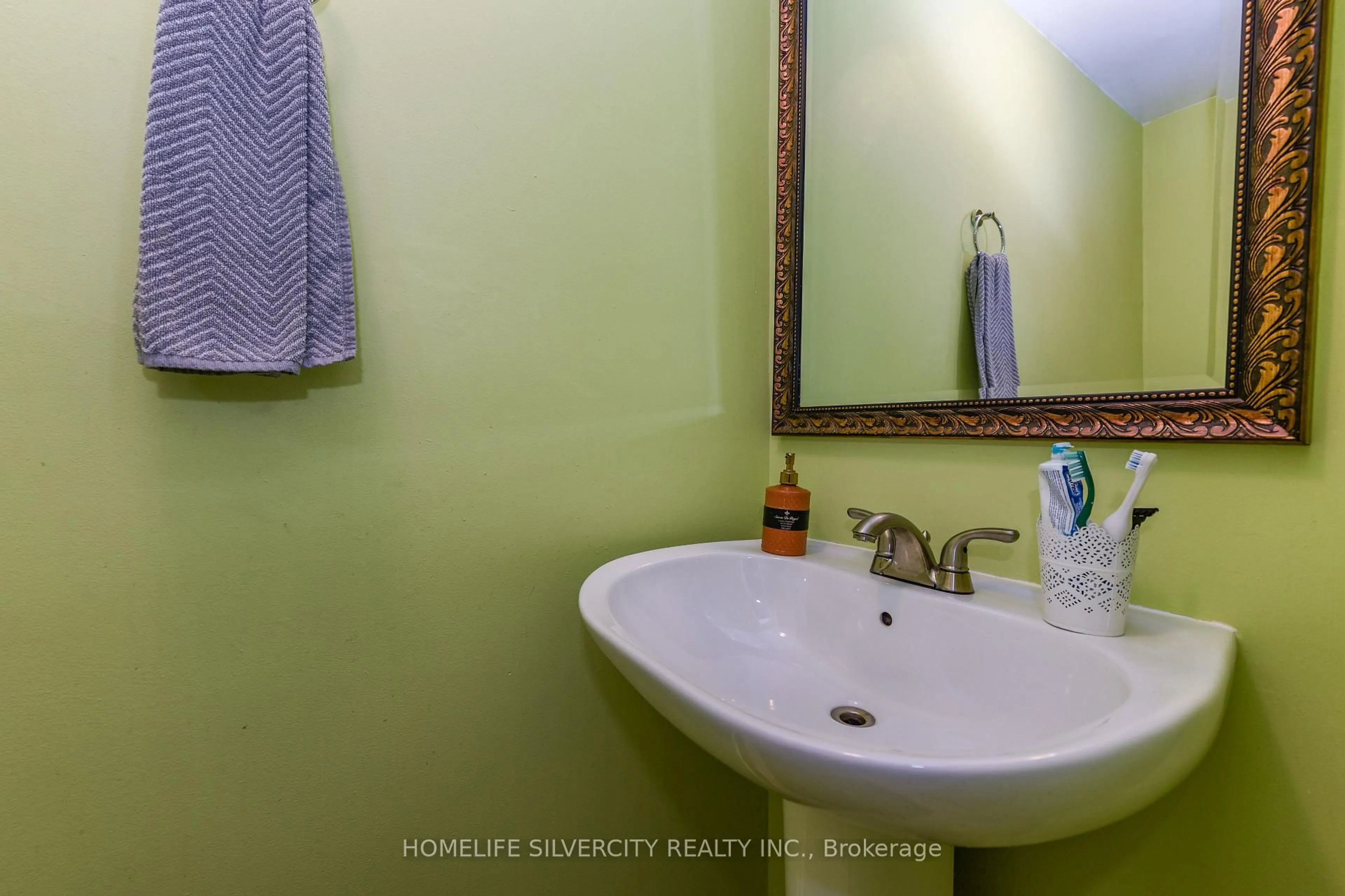 Standard bathroom, ceramic/tile floor for 7255 Dooley Dr #29, Mississauga Ontario L4T 2S7