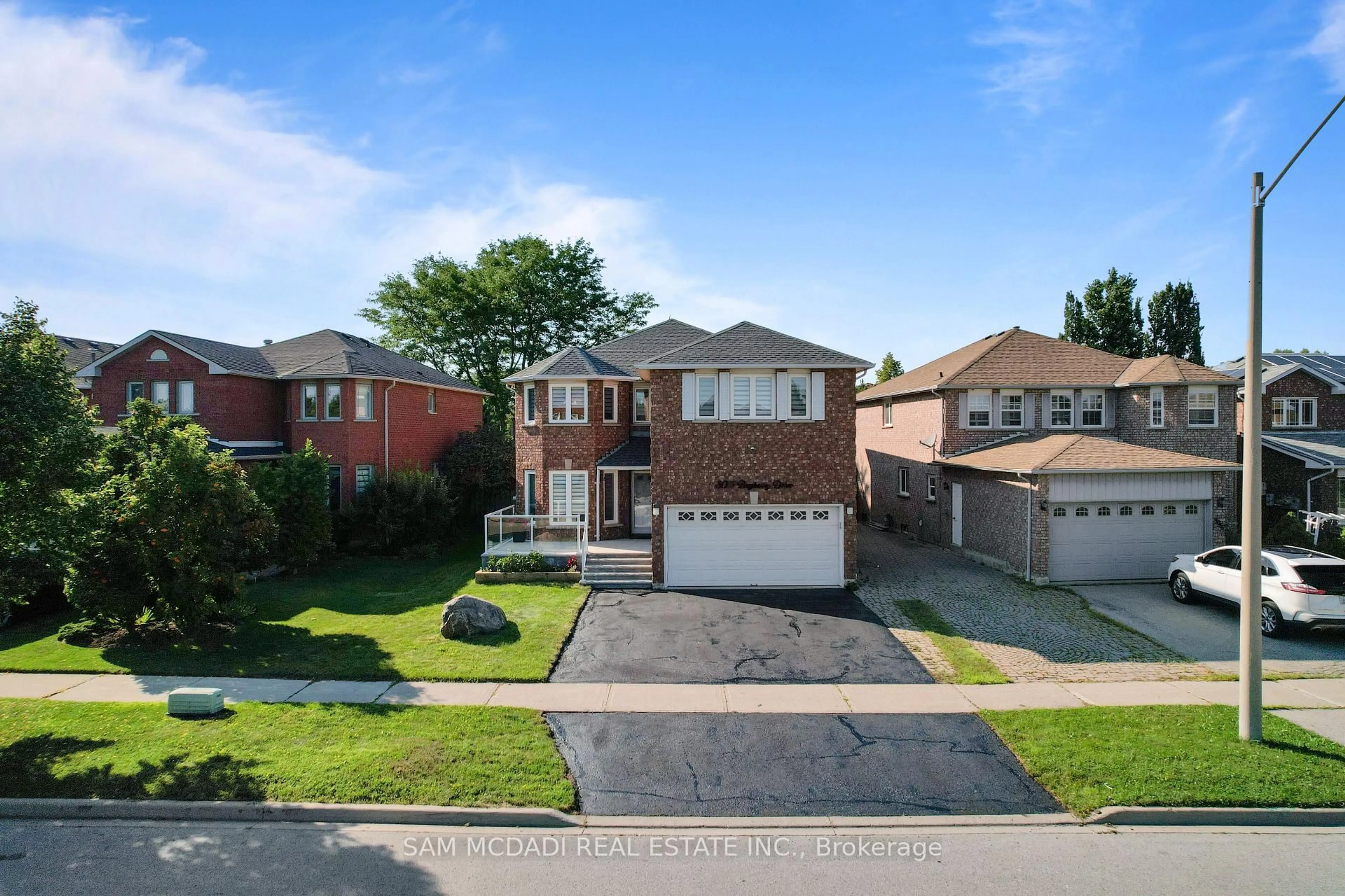 A pic from outside/outdoor area/front of a property/back of a property/a pic from drone, street for 3071 Bayberry Dr, Mississauga Ontario L5N 6P1
